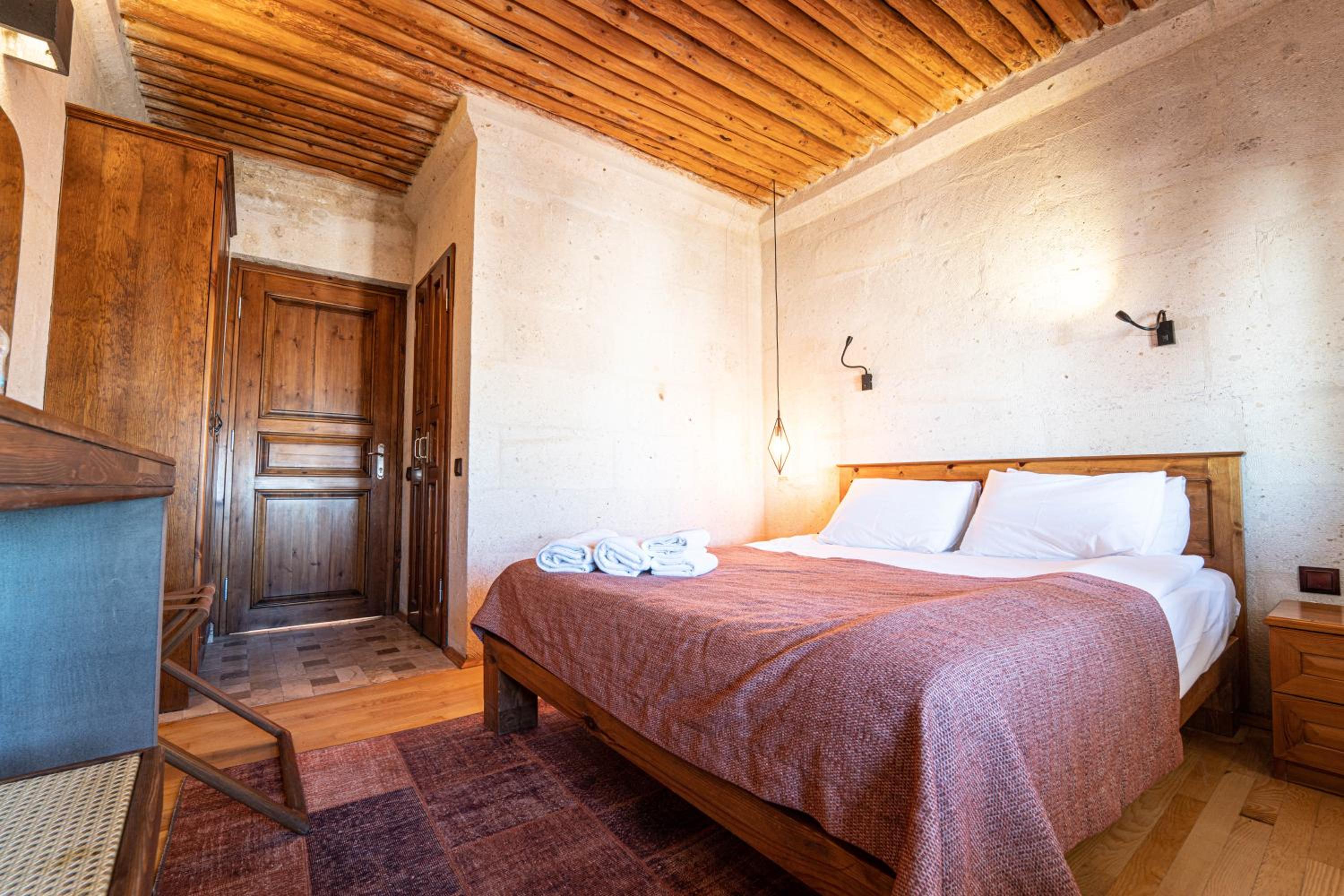Deluxe Double Room with Balcony - Photo 6