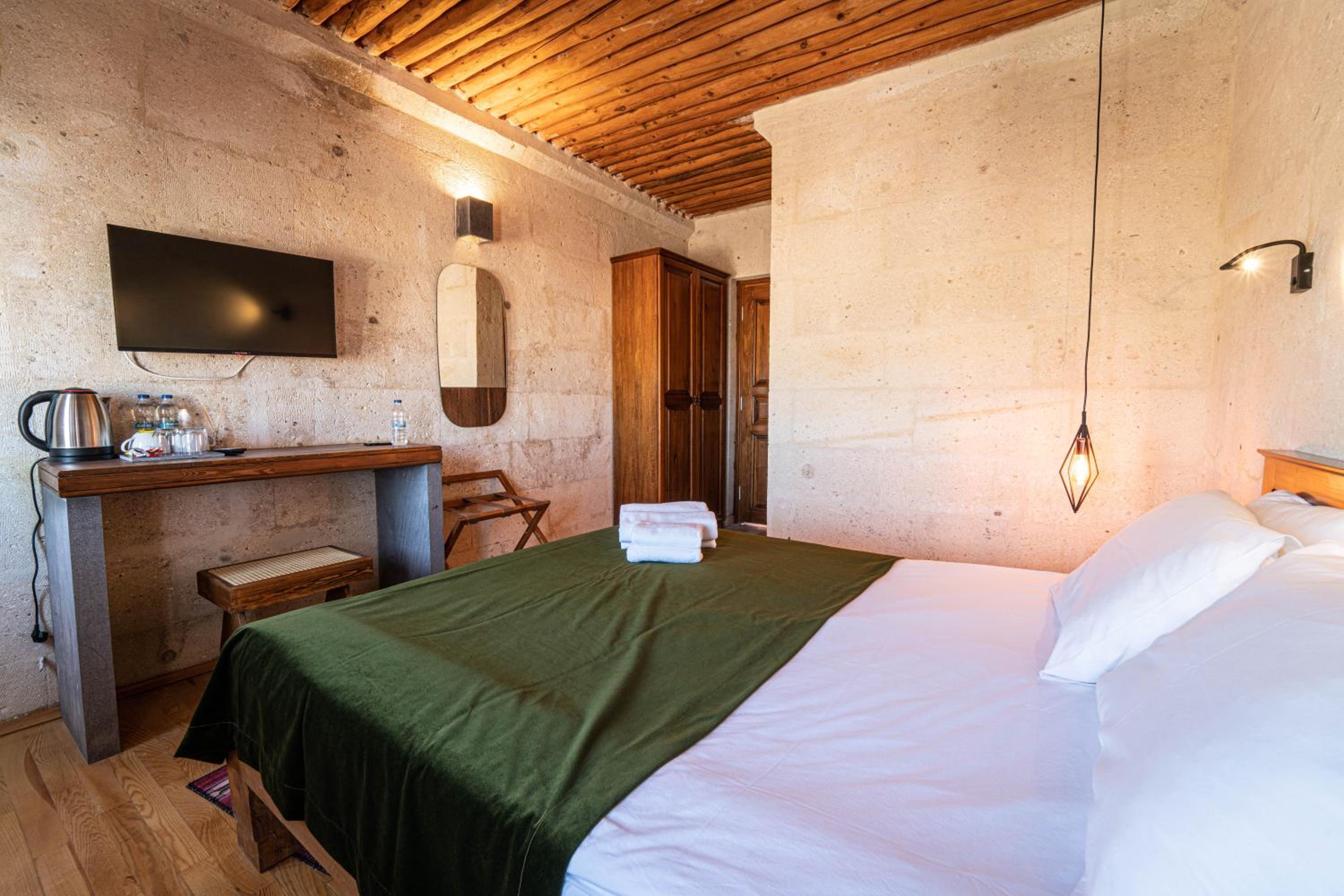Deluxe Double Room (2 Adults + 1 Child) - Photo 5