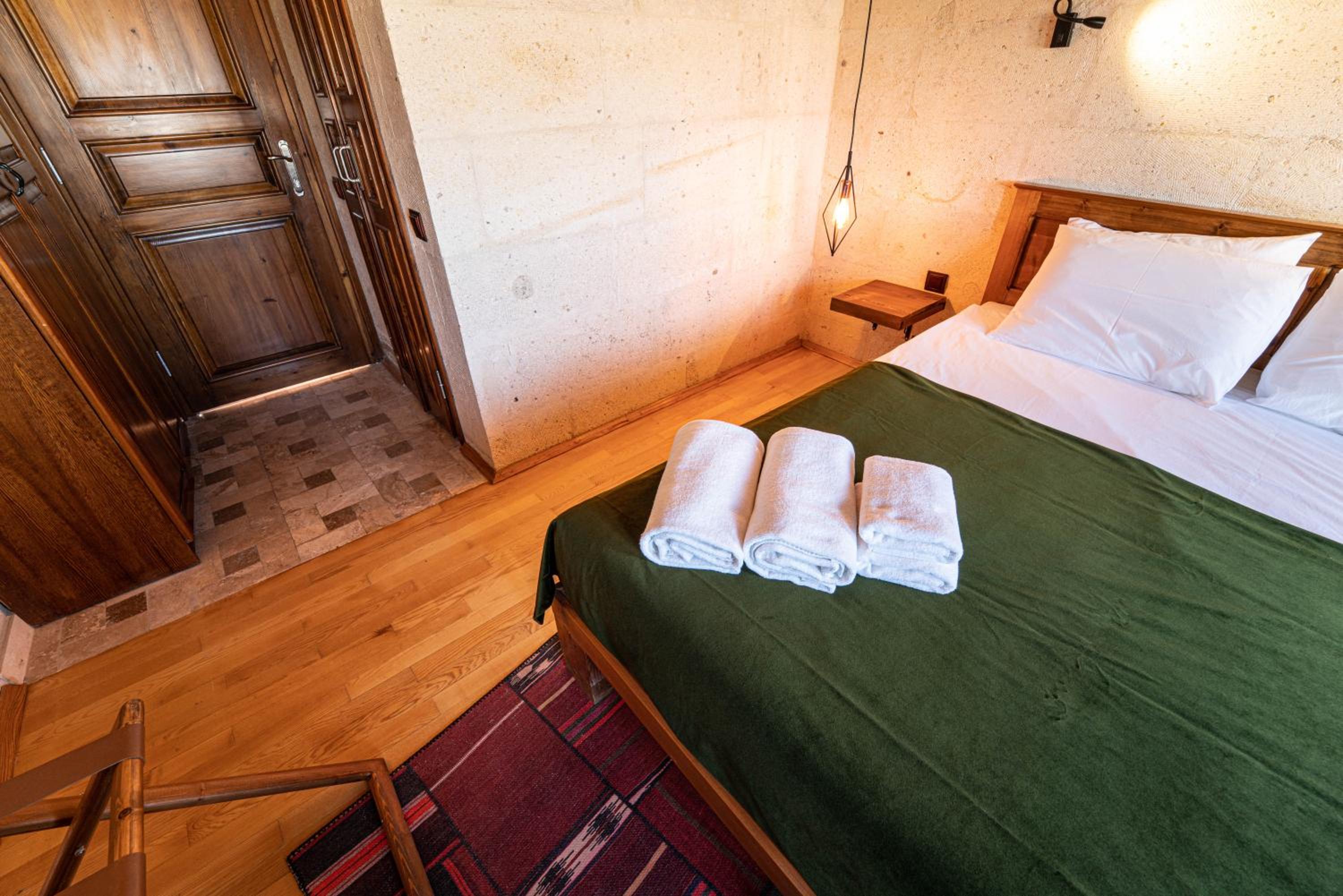 Deluxe Double Room (2 Adults + 1 Child) - Photo 2