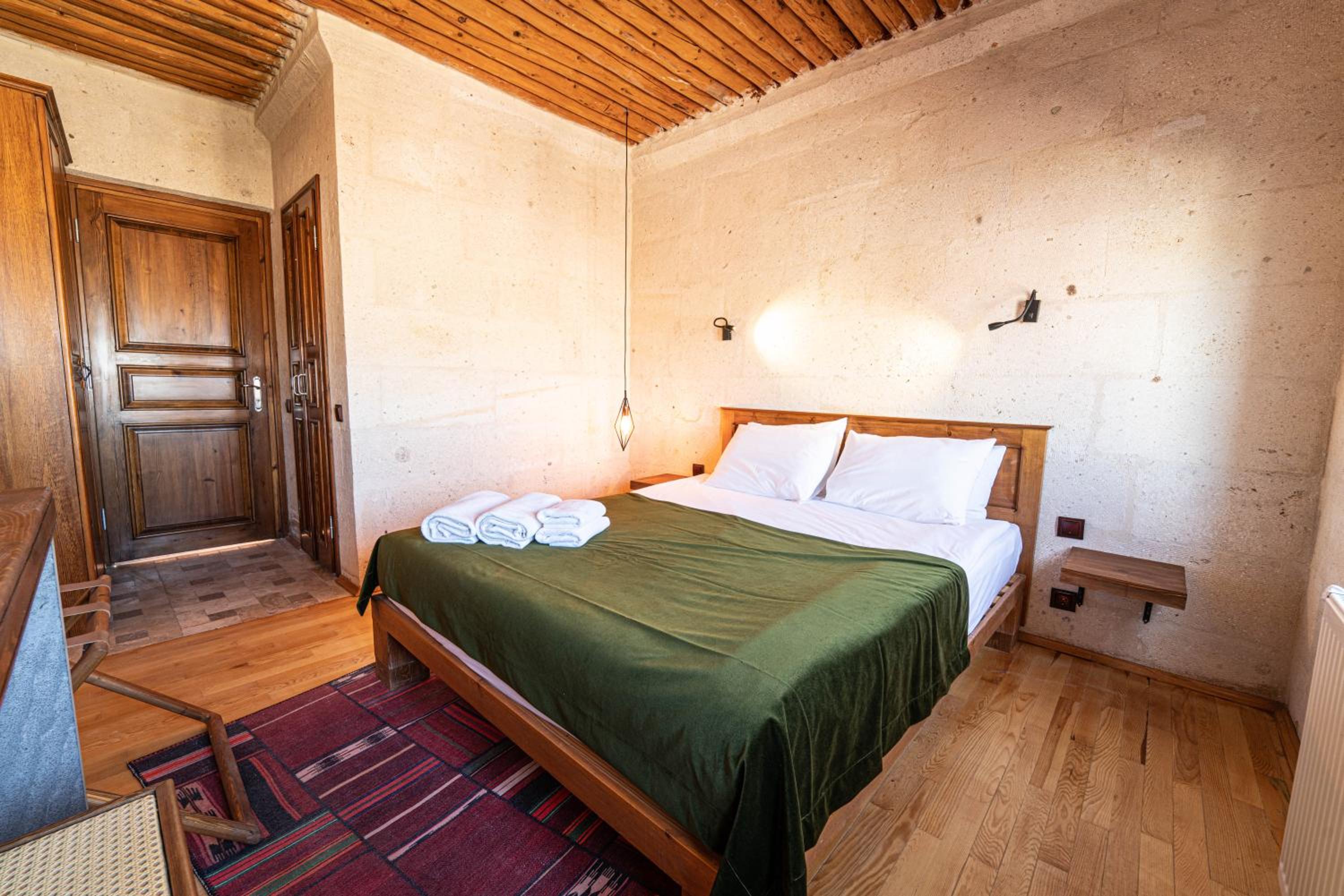 Deluxe Double Room (2 Adults + 1 Child) - Photo 3