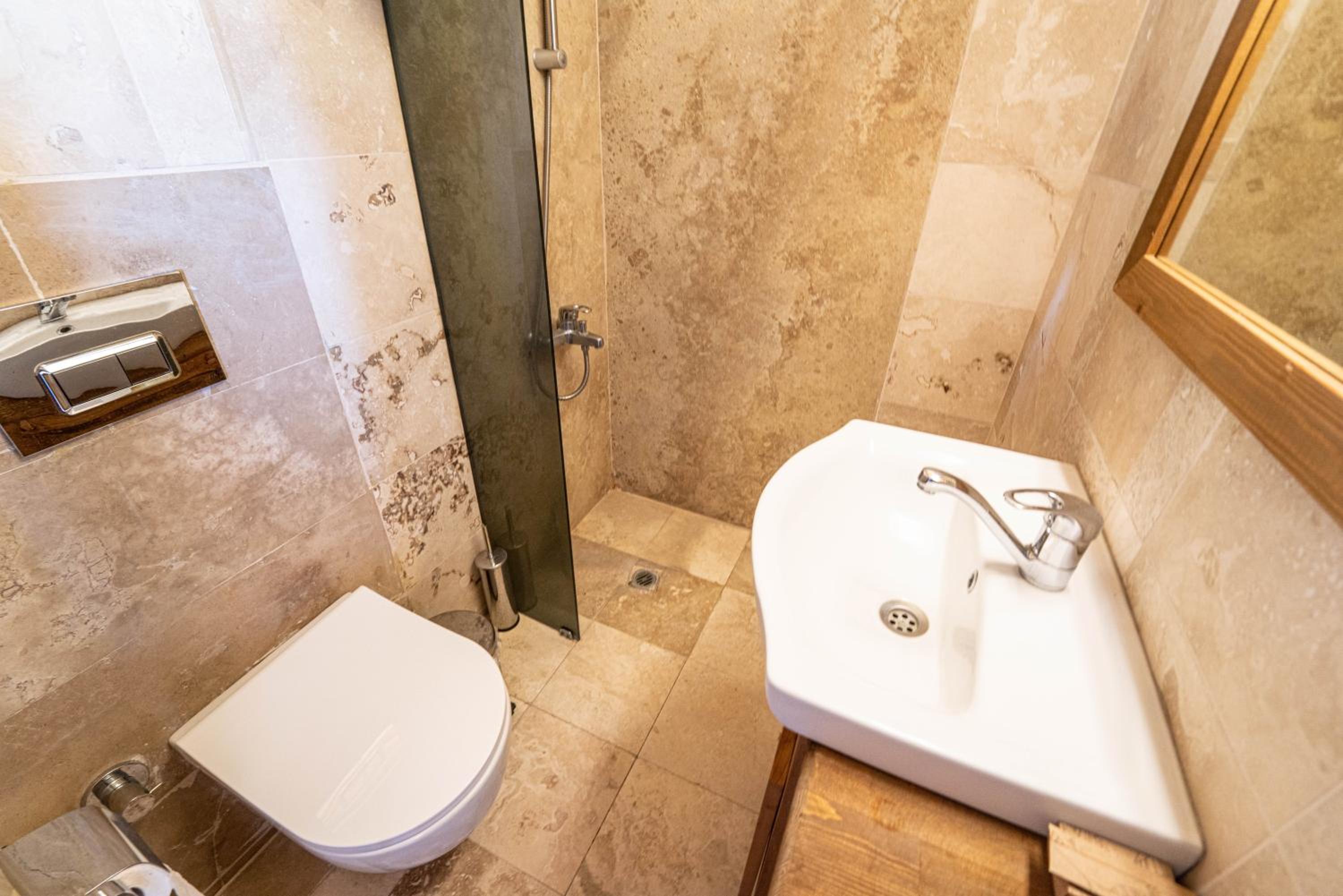 Deluxe Double Room (2 Adults + 1 Child) - Photo 9
