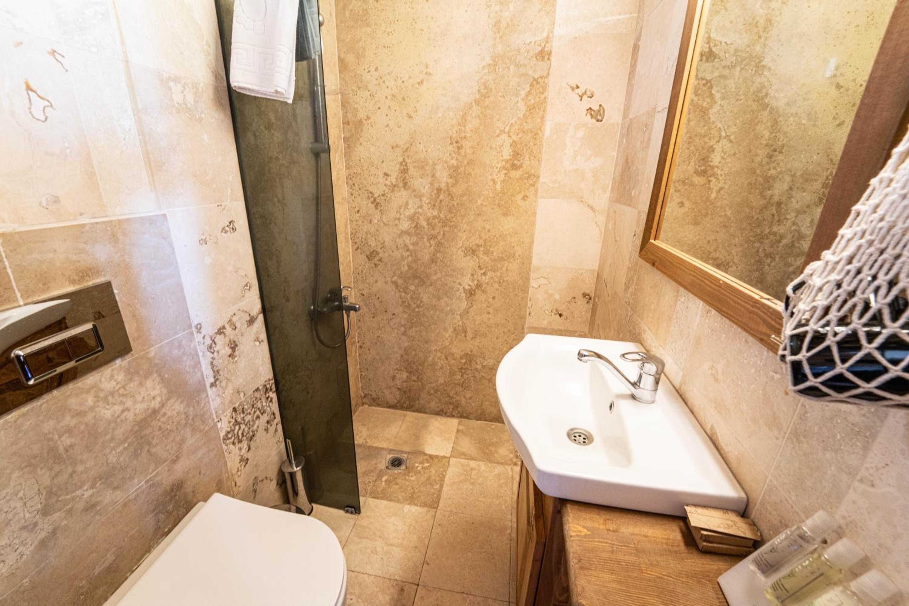 Deluxe Double Room (2 Adults + 1 Child) - Photo 10