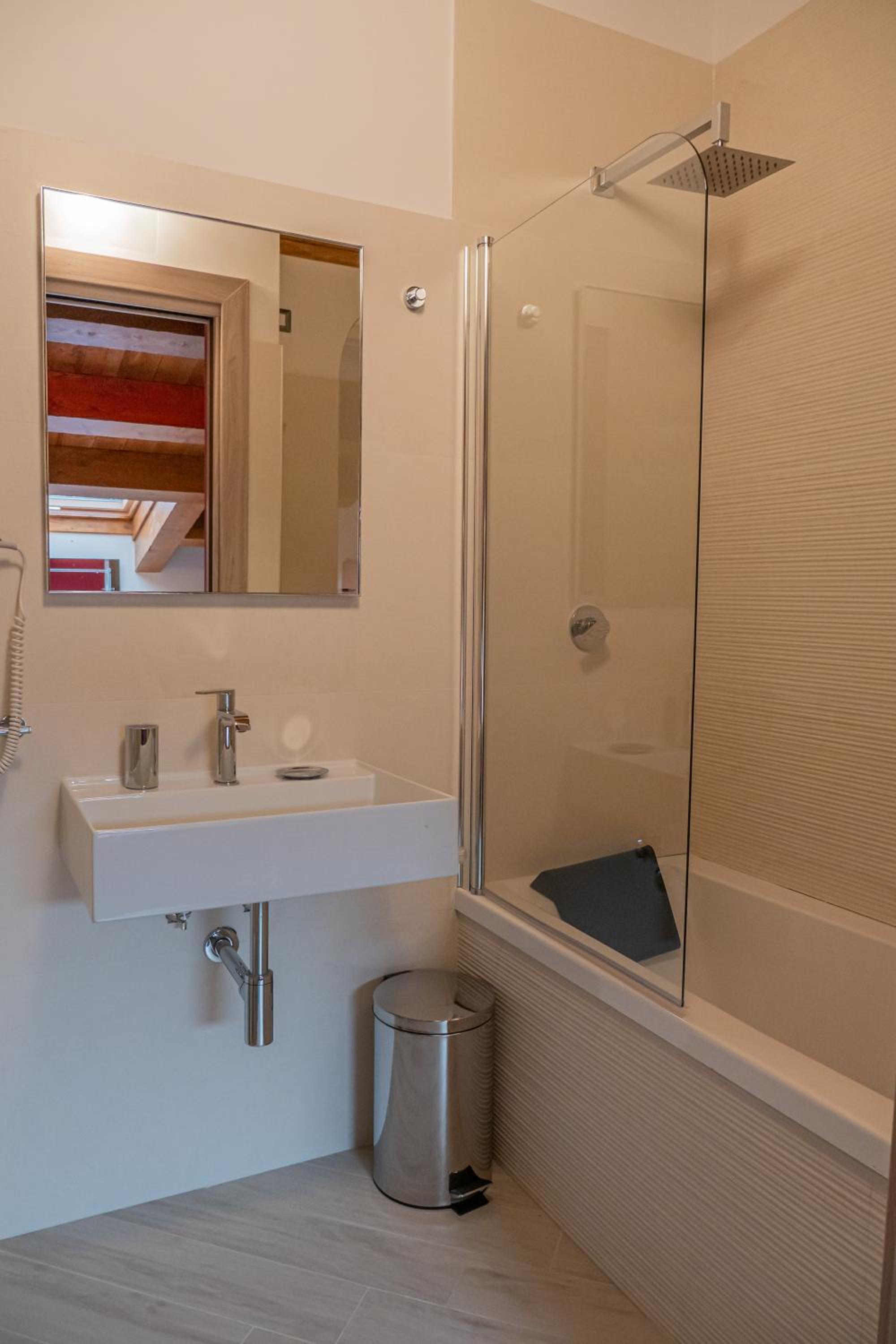 Deluxe Double Room with Bath photo 3