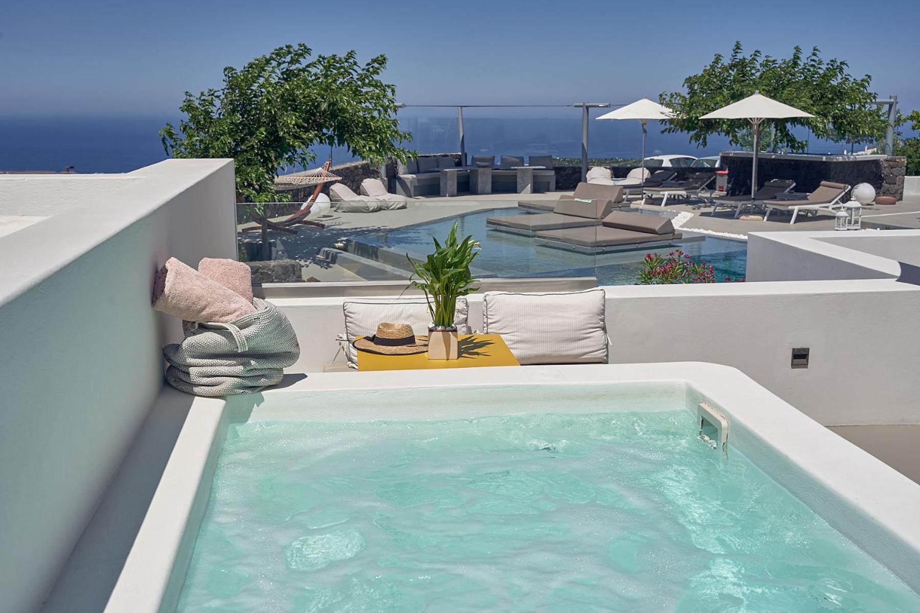 Suite with Hot Tub and Sea View Courtyard level photo 3