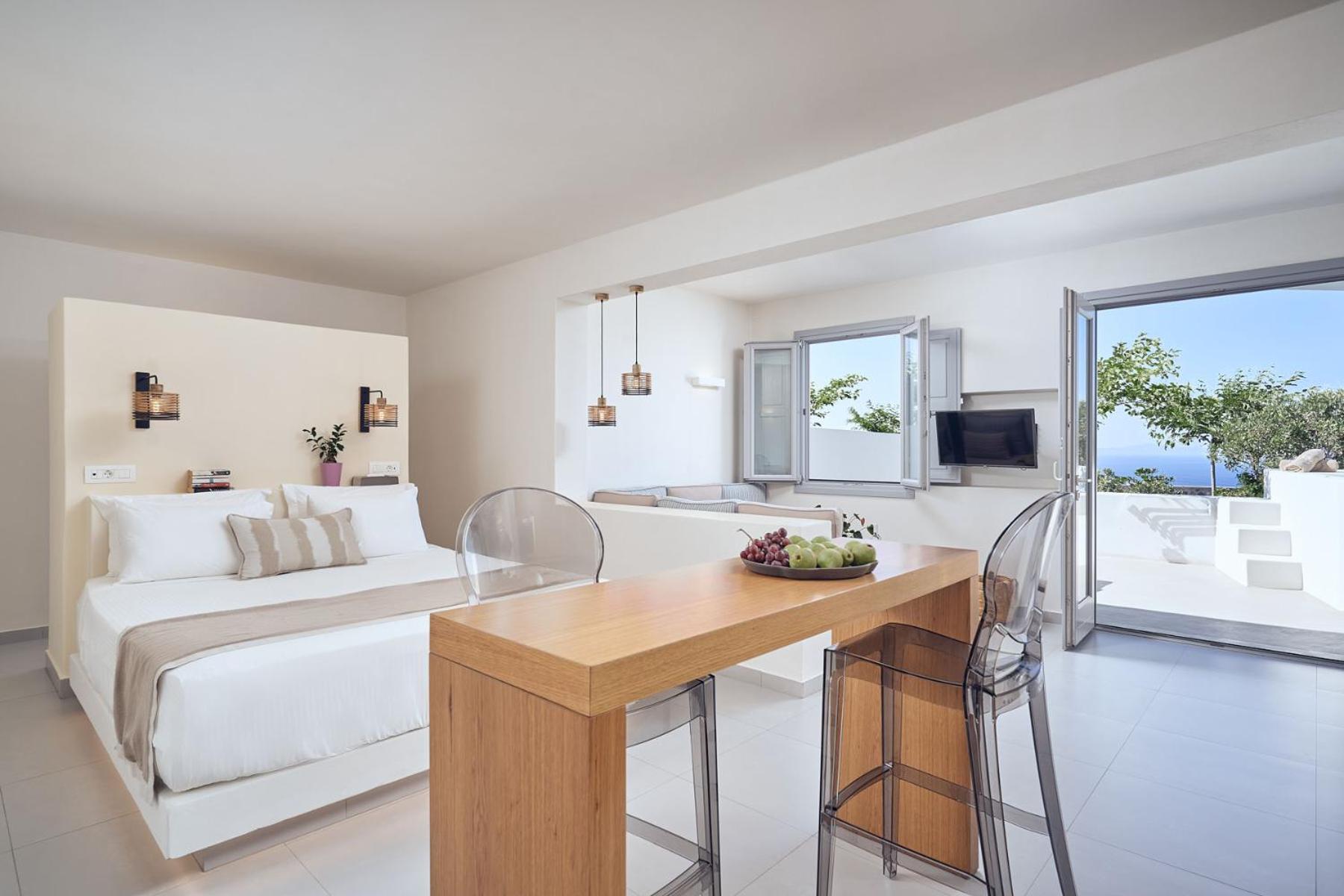 Junior Suite with Hot Tub and Partial Sea view/Lower courtyard