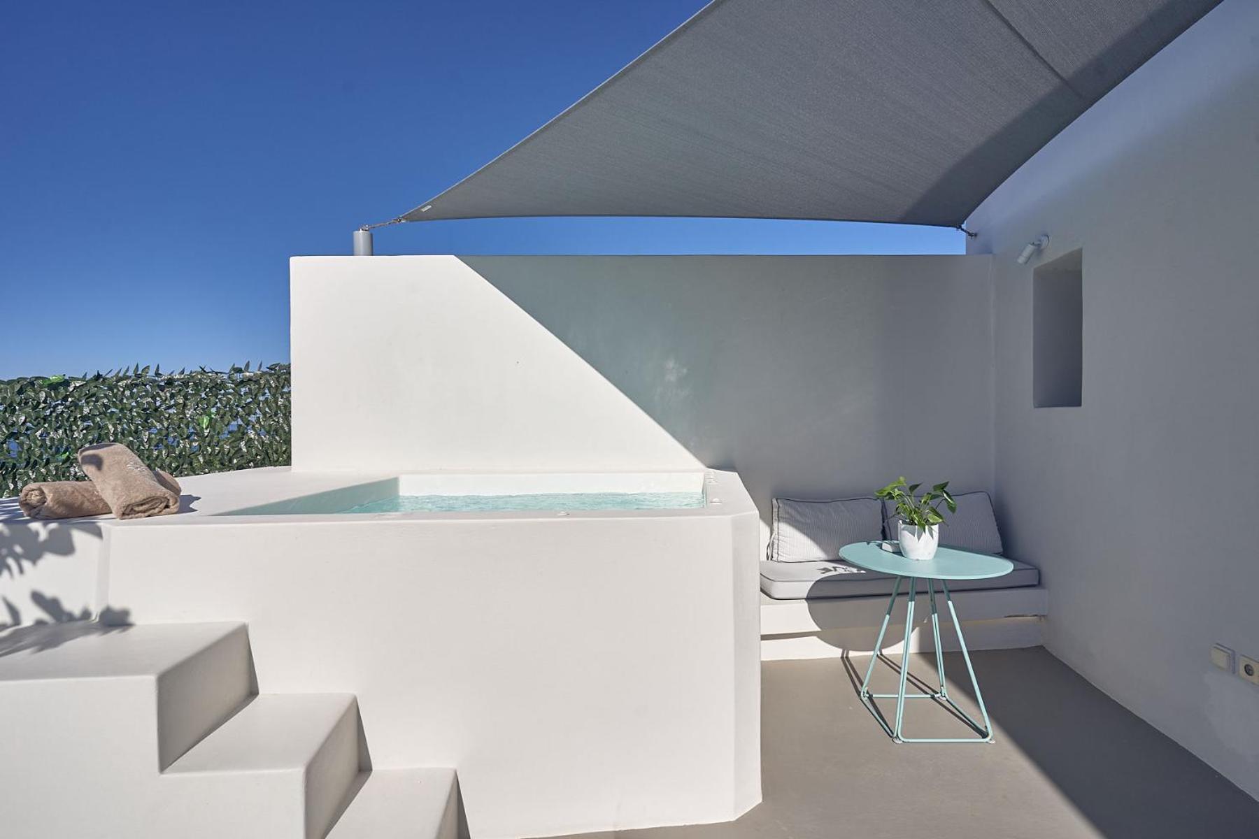 Junior Suite with Hot Tub and Partial Sea view/Lower courtyard - Photo 9