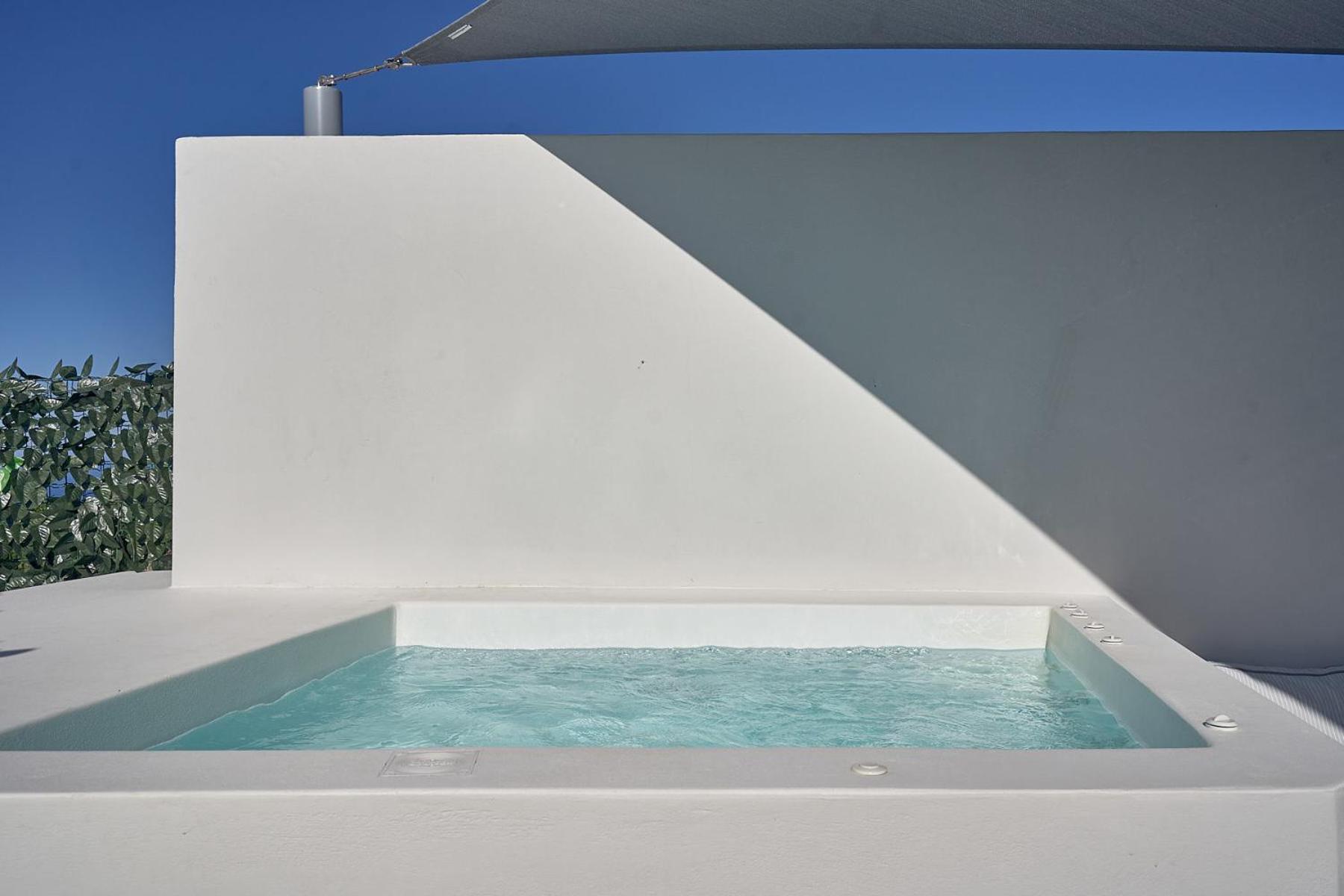 Junior Suite with Hot Tub and Partial Sea view/Lower courtyard - Photo 4
