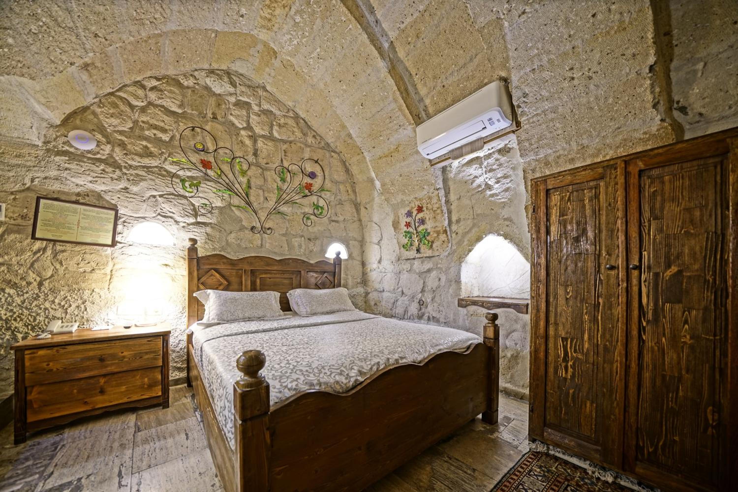 Superior Arch Room