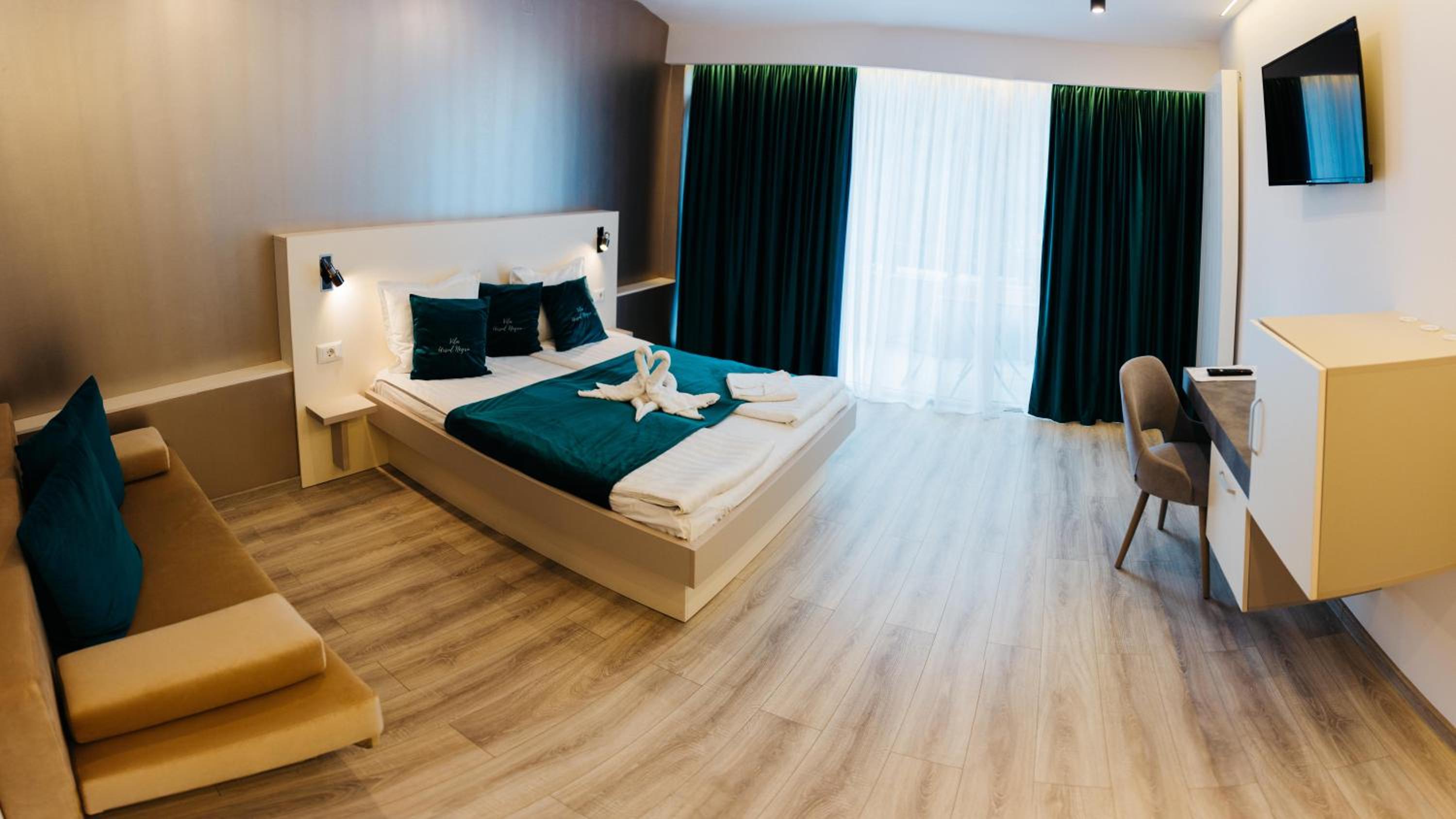Deluxe Queen Room - Photo 12