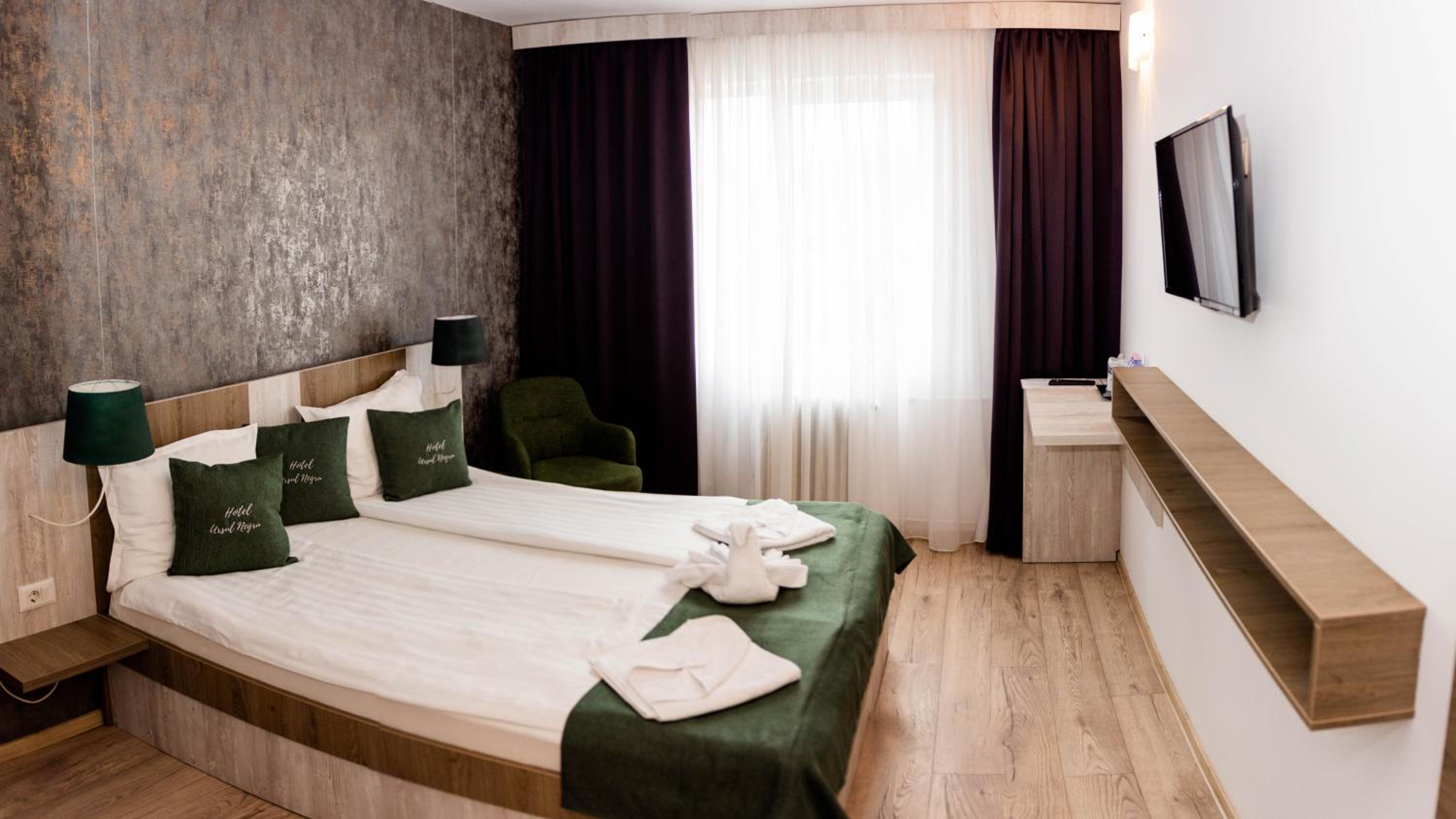 Deluxe Double Room with Balcony - Photo 5