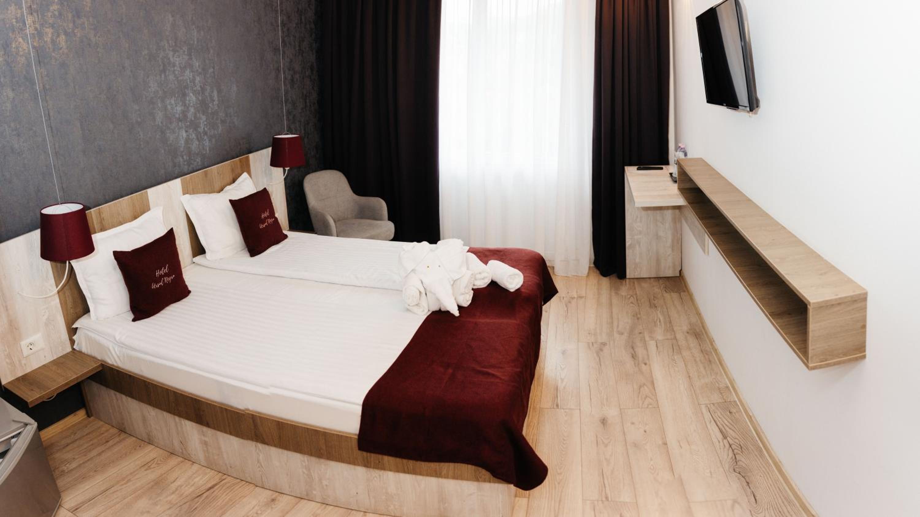 Deluxe Double Room with Balcony - Photo 13