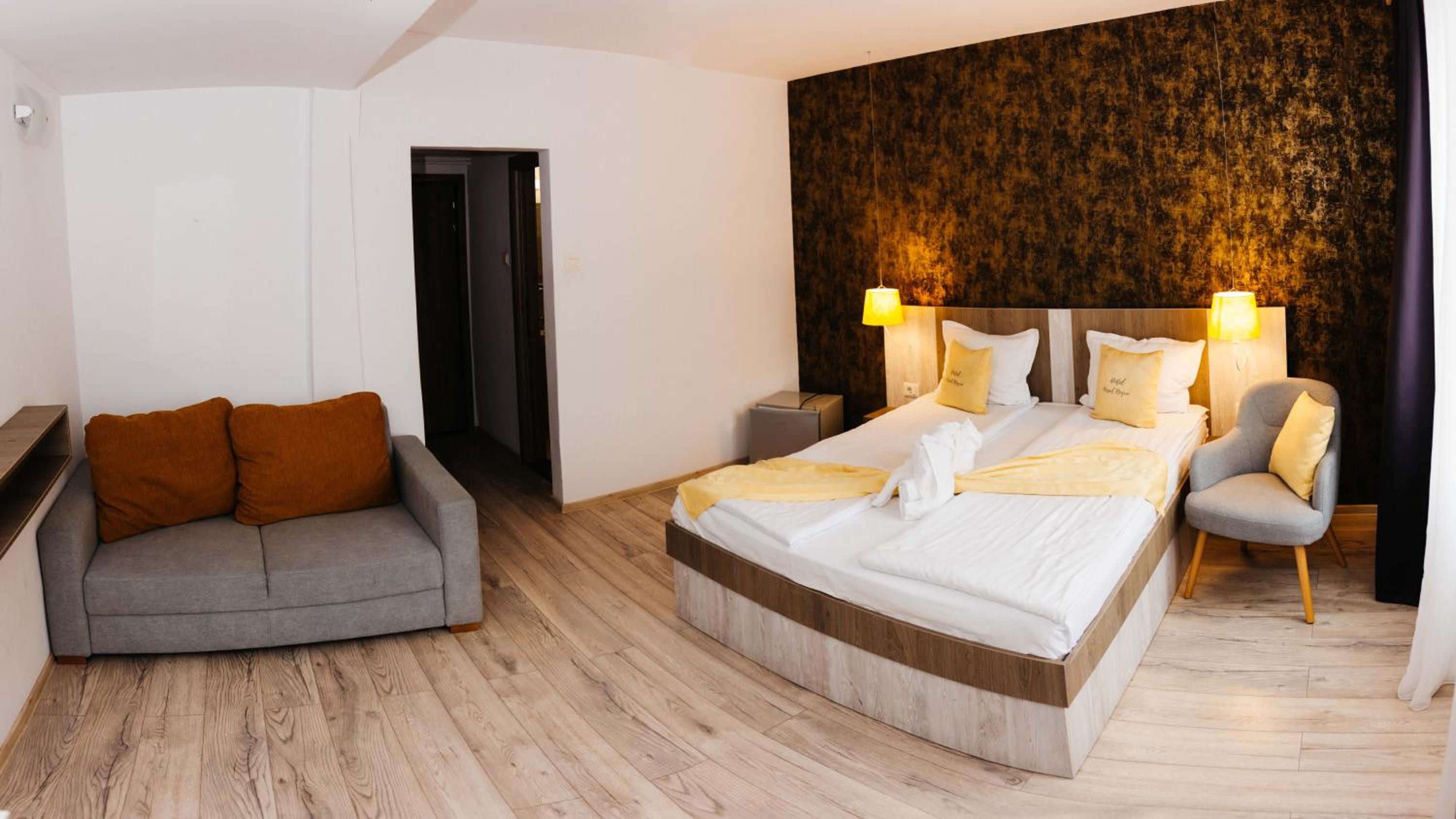 Deluxe Double Room with Balcony - Photo 15