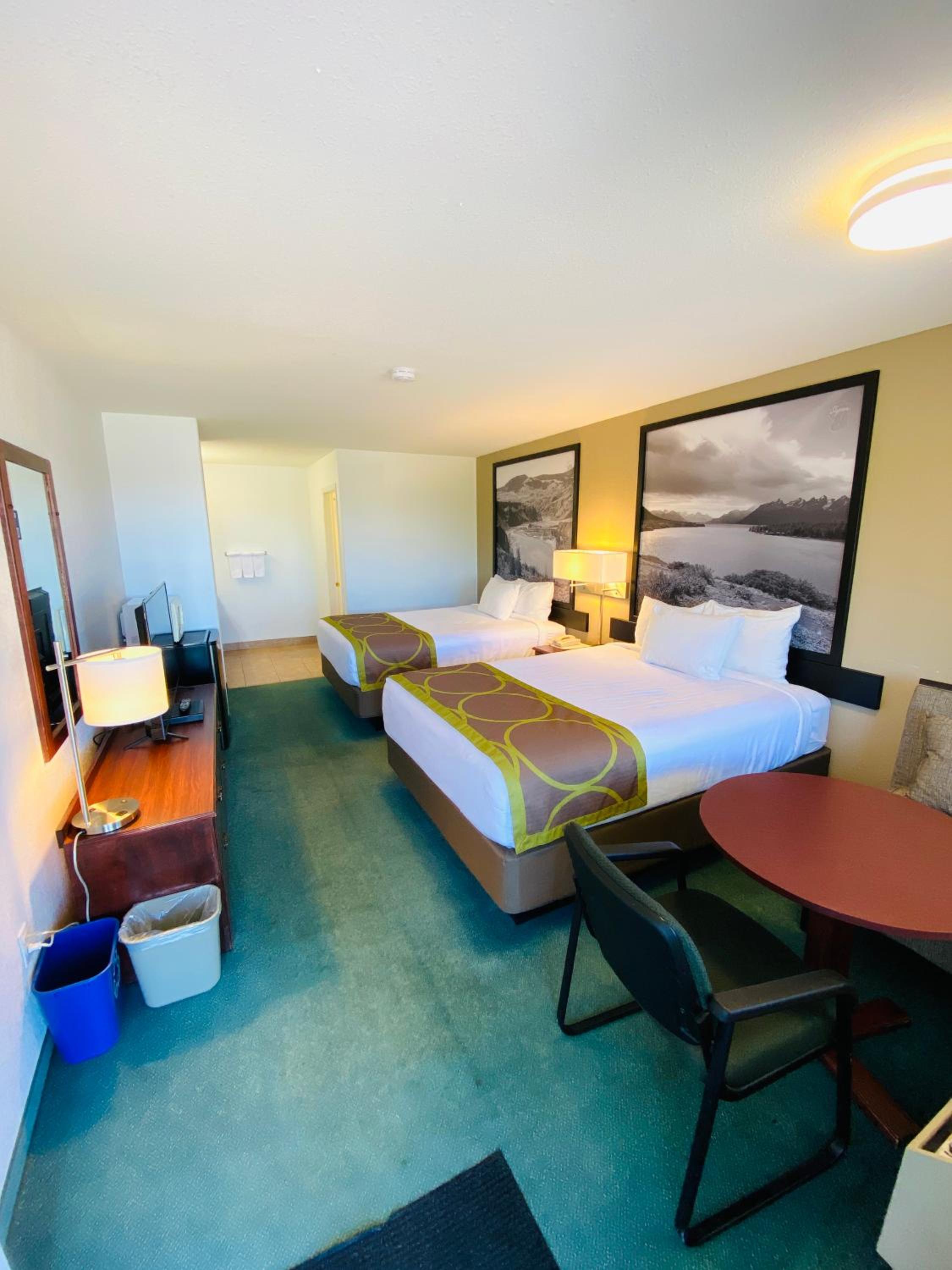 Queen Room with Two Queen Beds - Non-Smoking photo 3