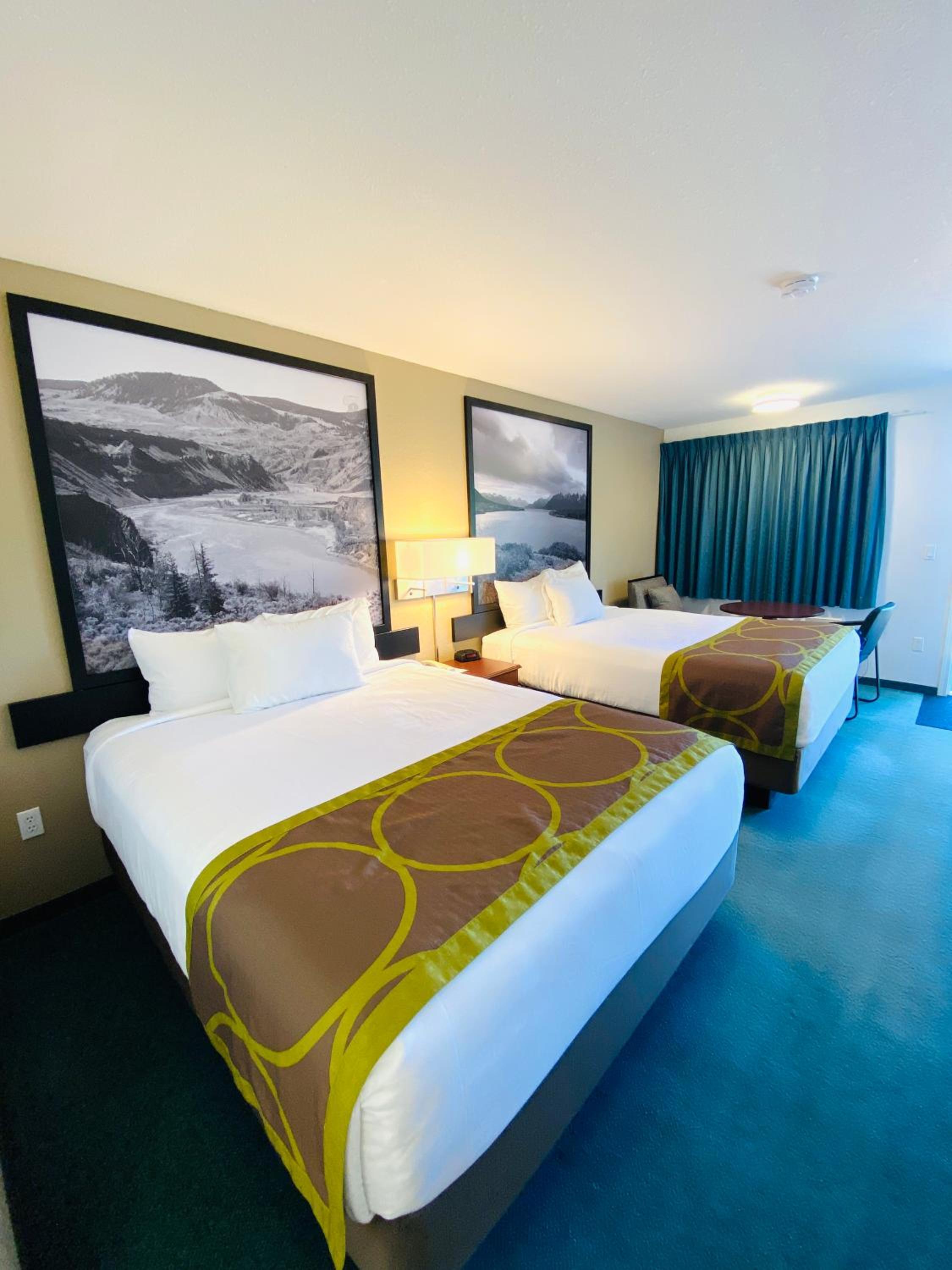 Queen Room with Two Queen Beds - Non-Smoking photo 2