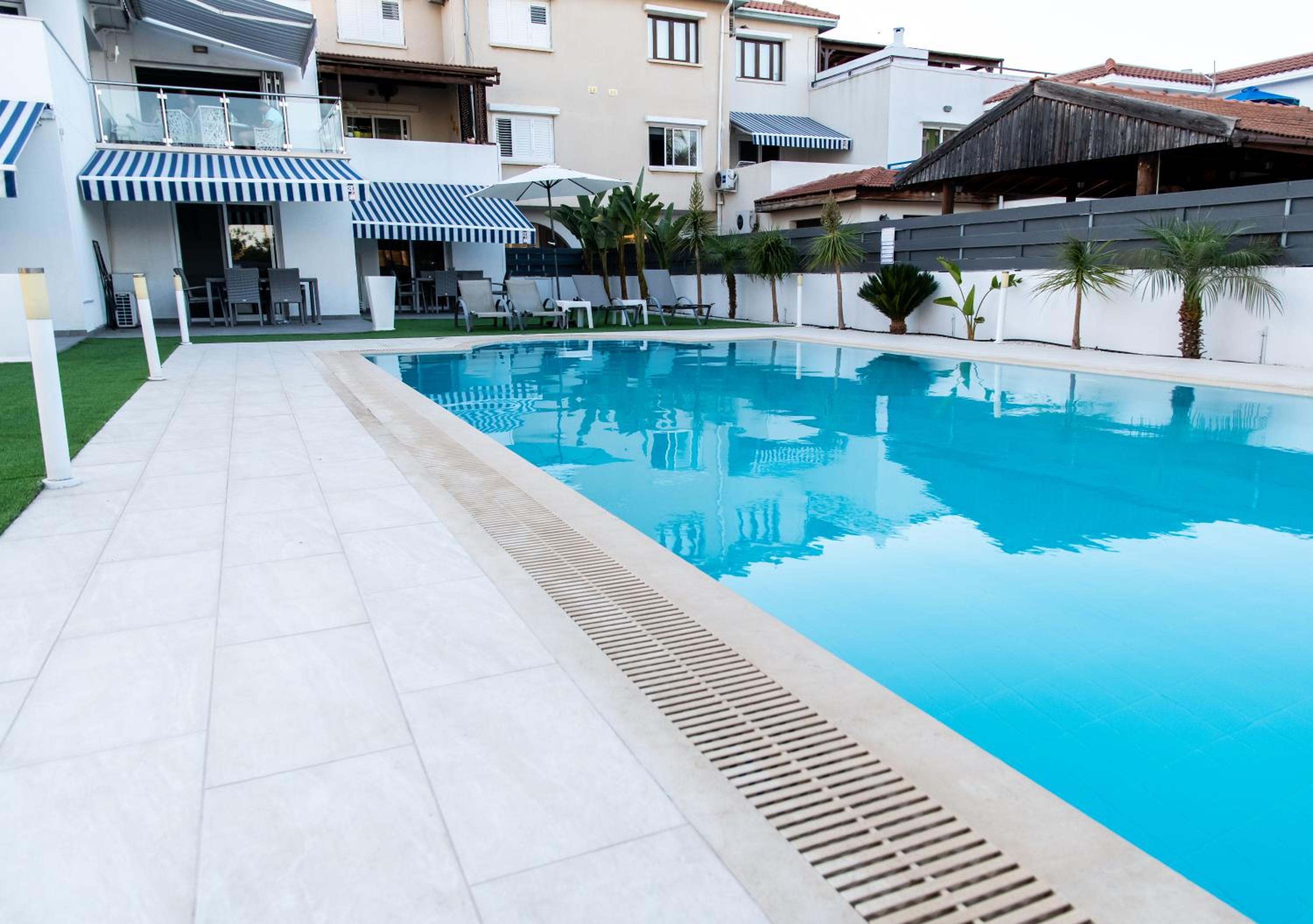 Apartment with Pool View photo 2