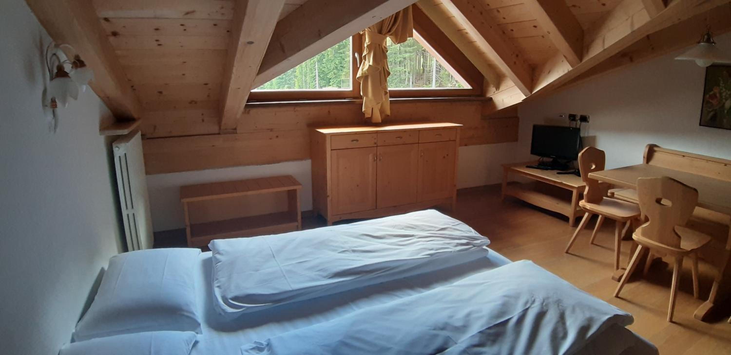 One-Bedroom Apartment - Attic photo 3