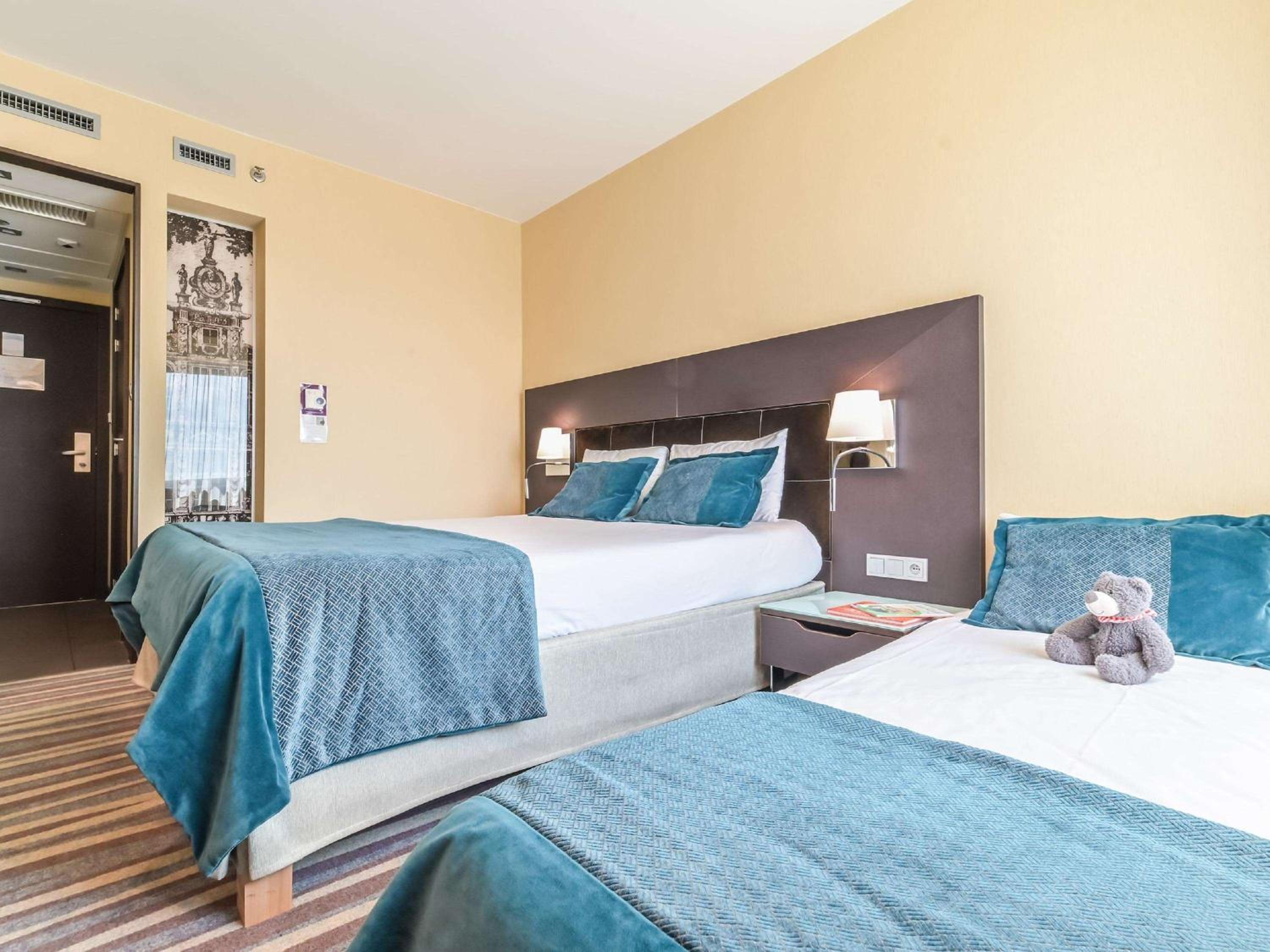 Standard Queen Room with Extra Baby Bed - Photo 3