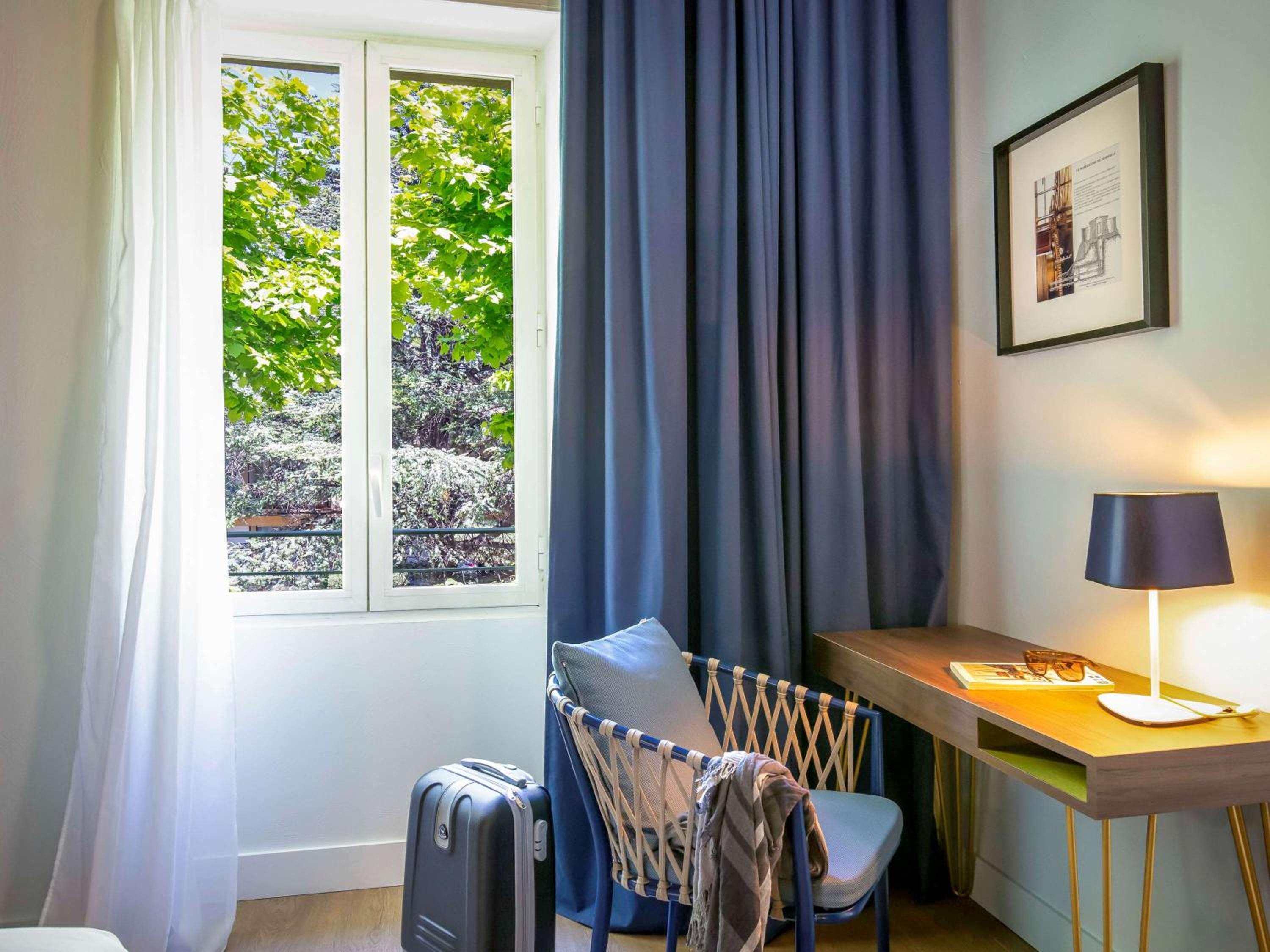Junior suite, 1 double bed and 1 sofa bed for 2 people with Garden View
