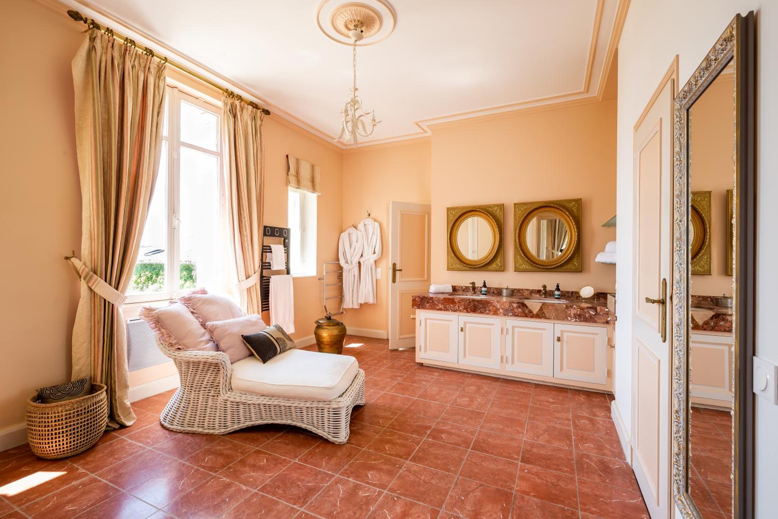 Suite - Castle - Photo 4