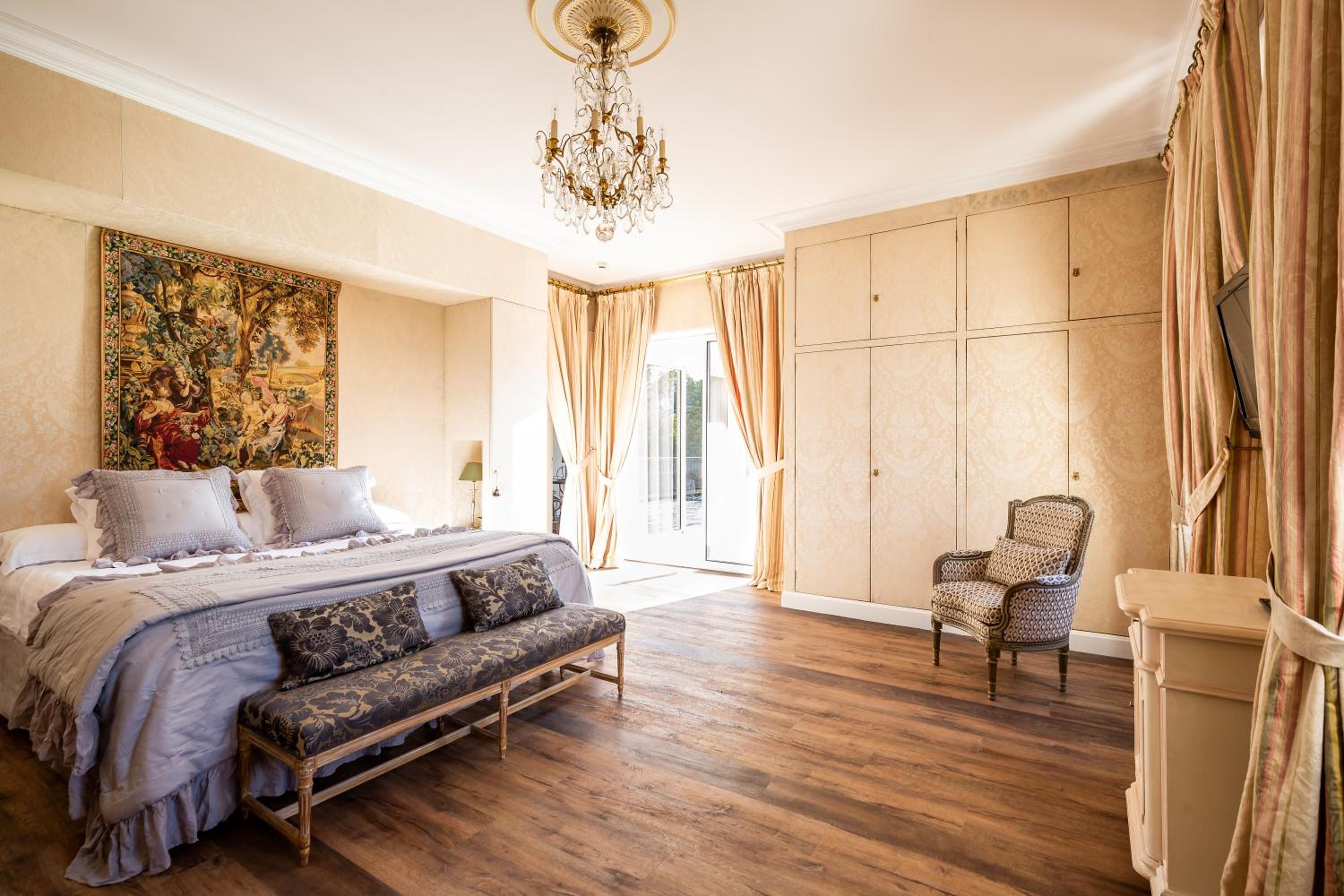 Suite - Castle - Photo 1