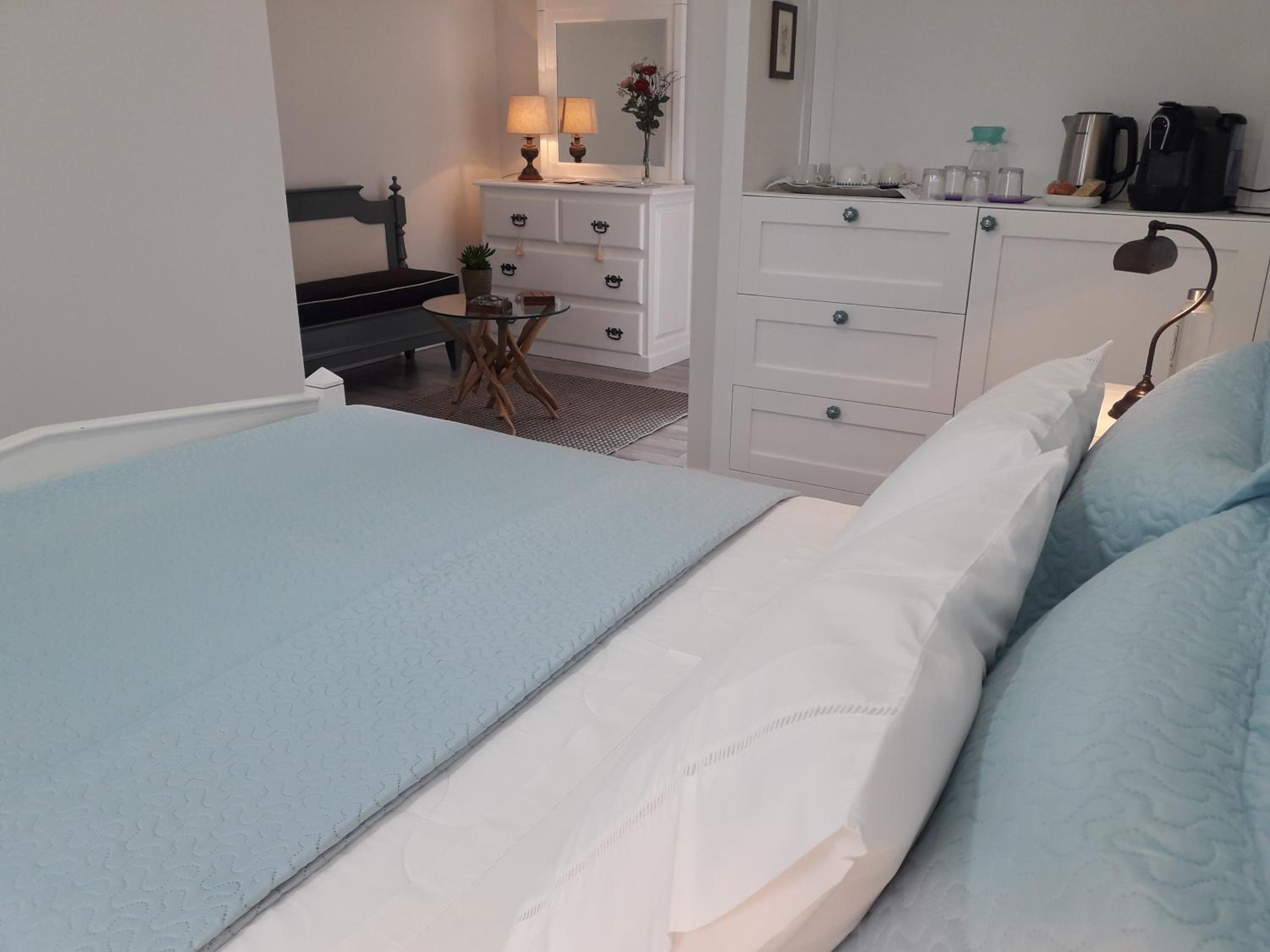 Deluxe Double Room (2 Adults + 1 Child) - Photo 3
