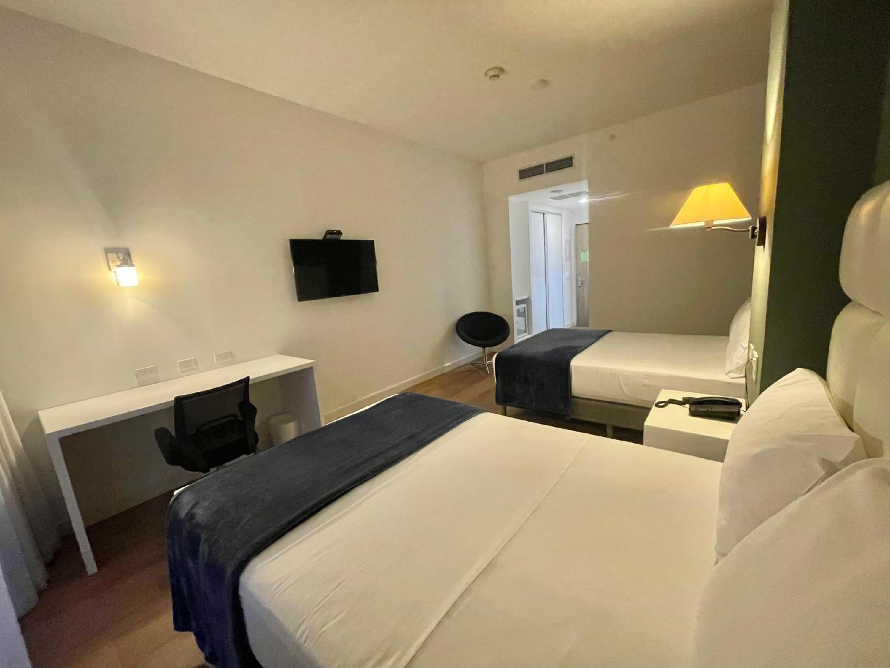 Deluxe Double Room – 2 Beds - Photo 12