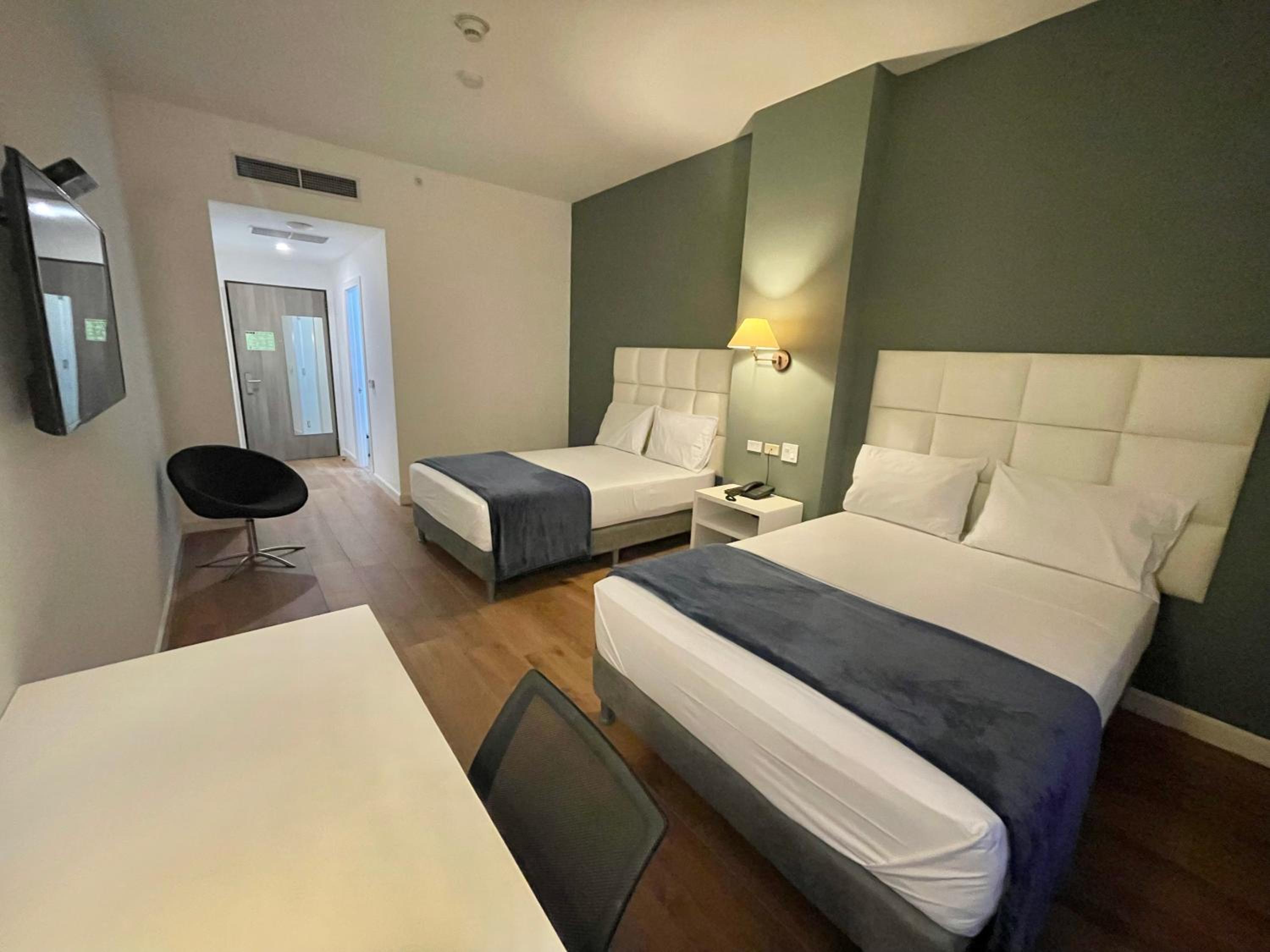 Deluxe Double Room – 2 Beds - Photo 9