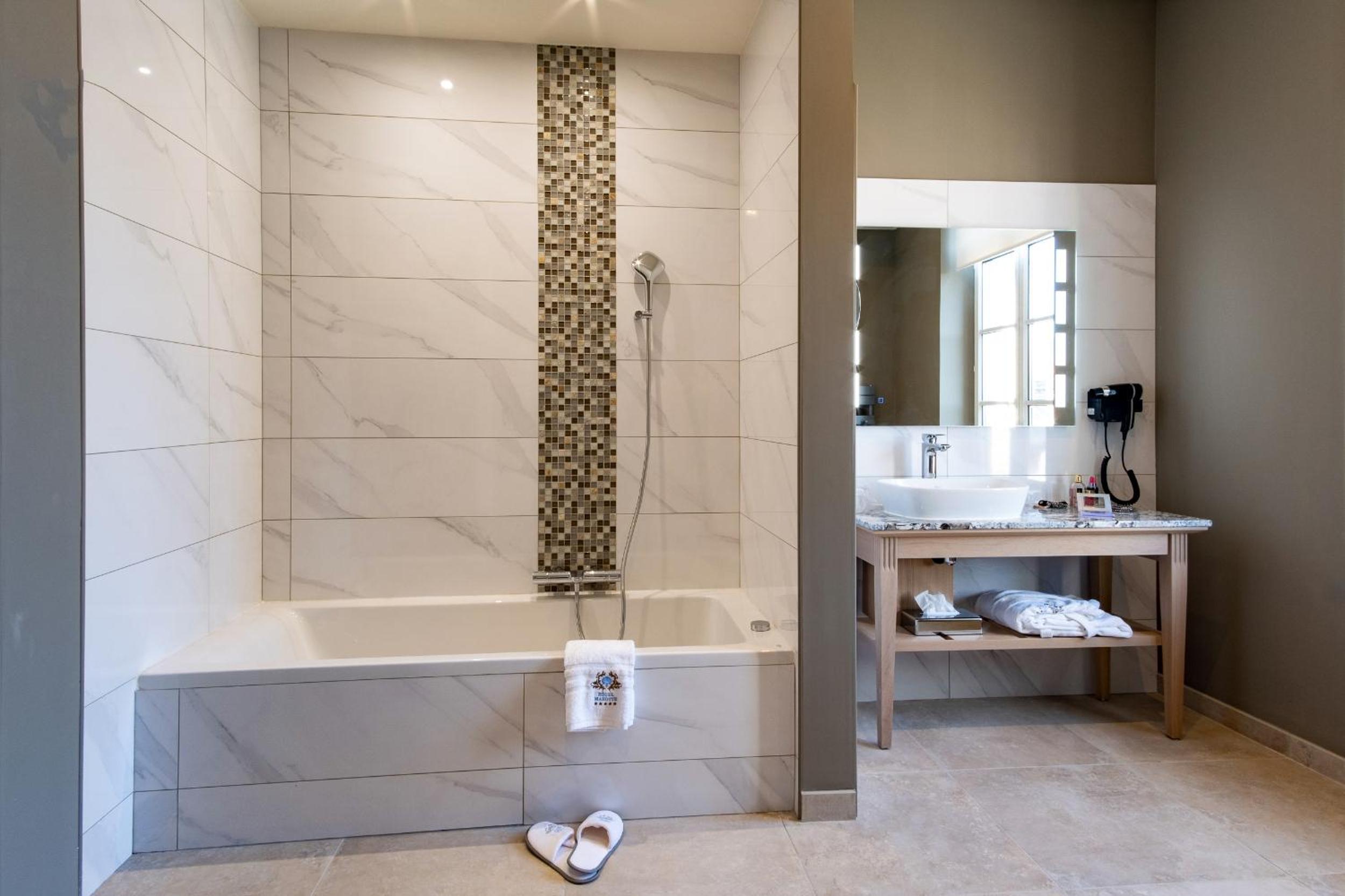 Deluxe Double or Twin Room - Photo 5