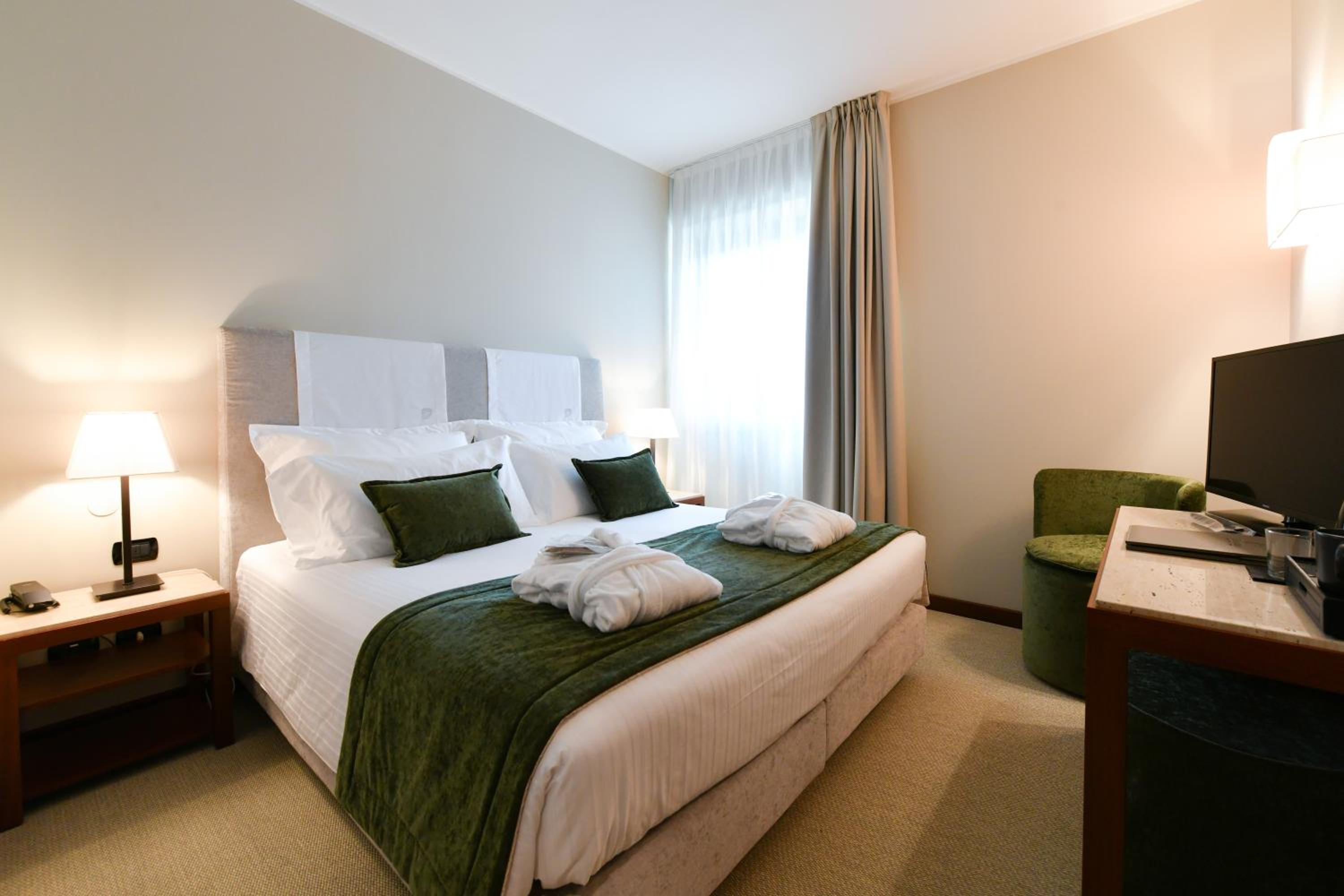 Superior Triple Room with Pinewood View Sea side - Photo 11