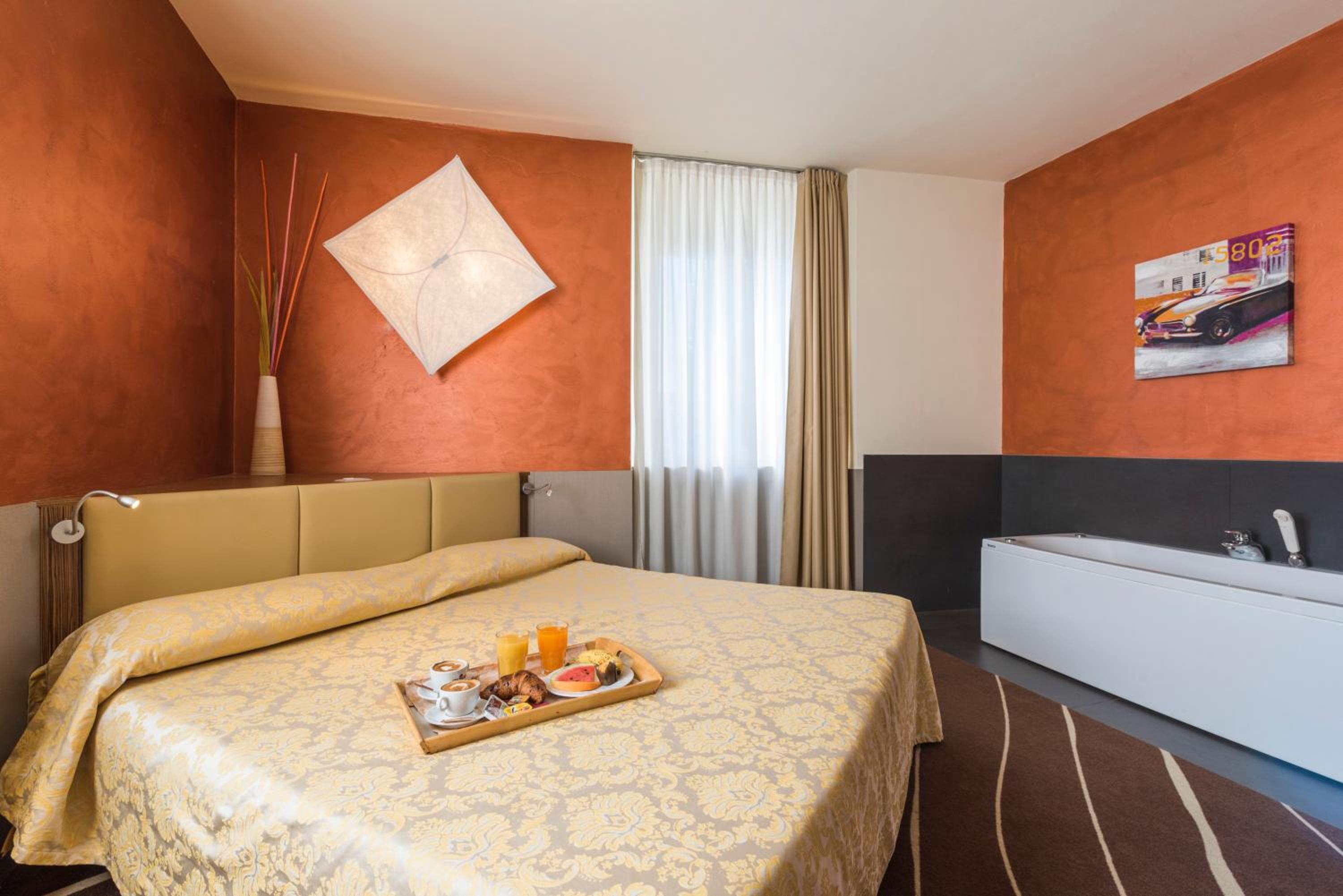 Suite - Photo 1