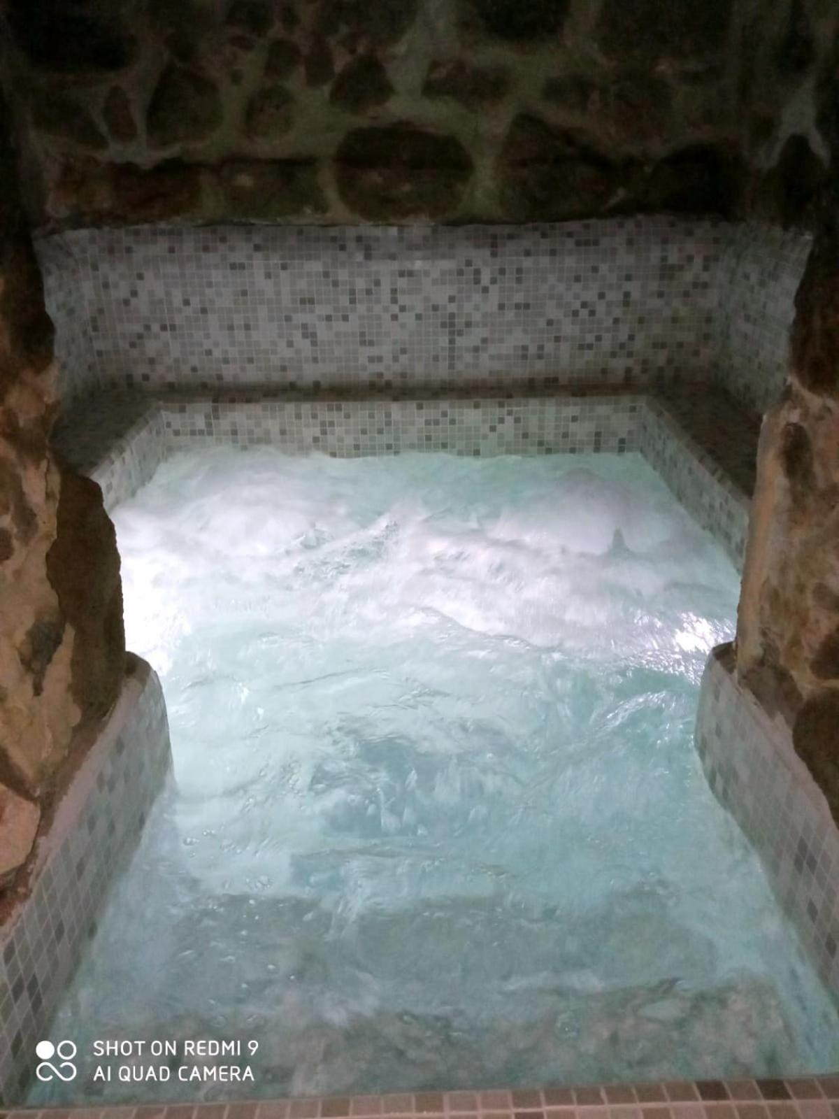 Suite with Hot Tub photo 3