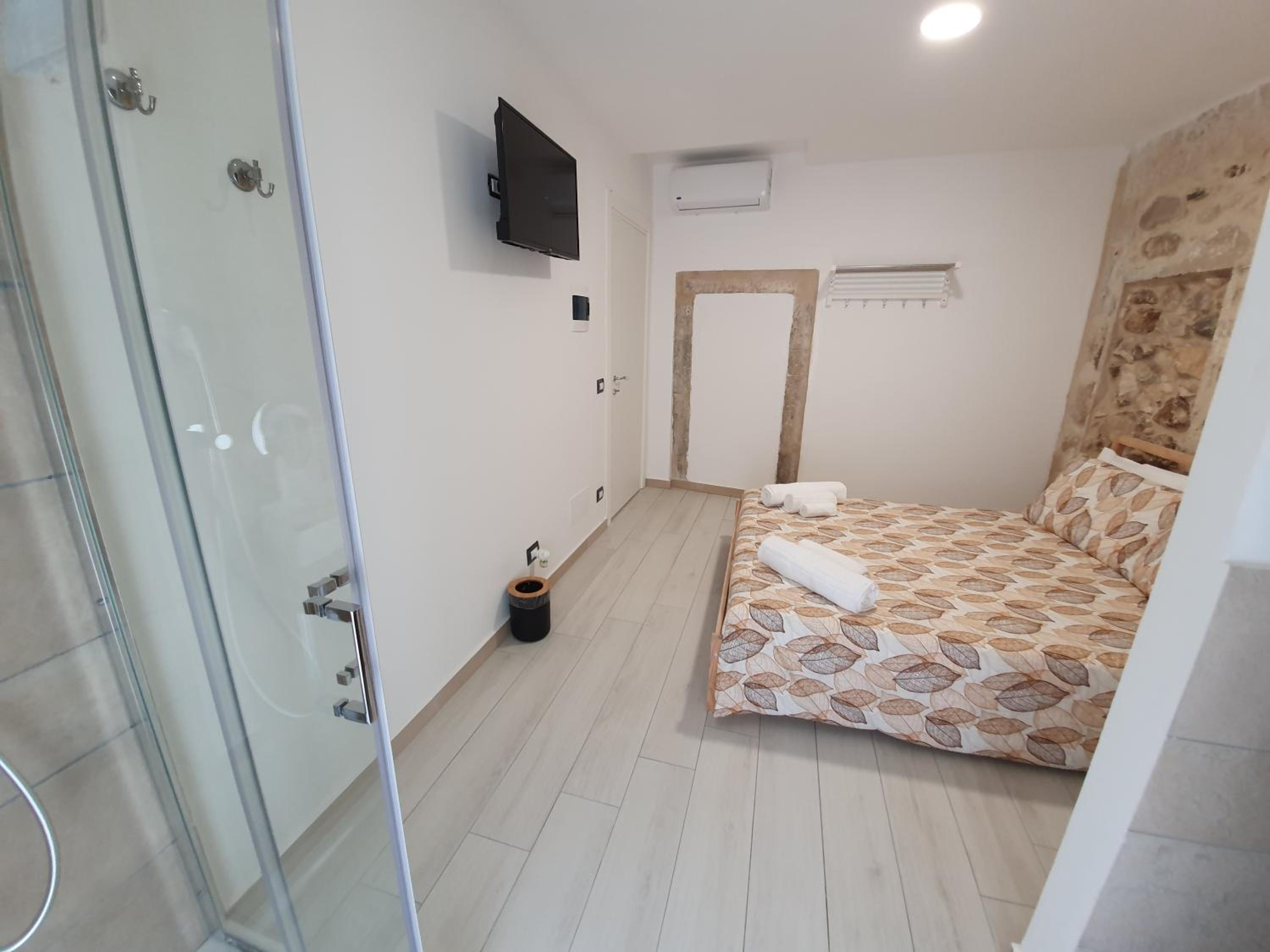 Double Room with Balcony - Photo 5