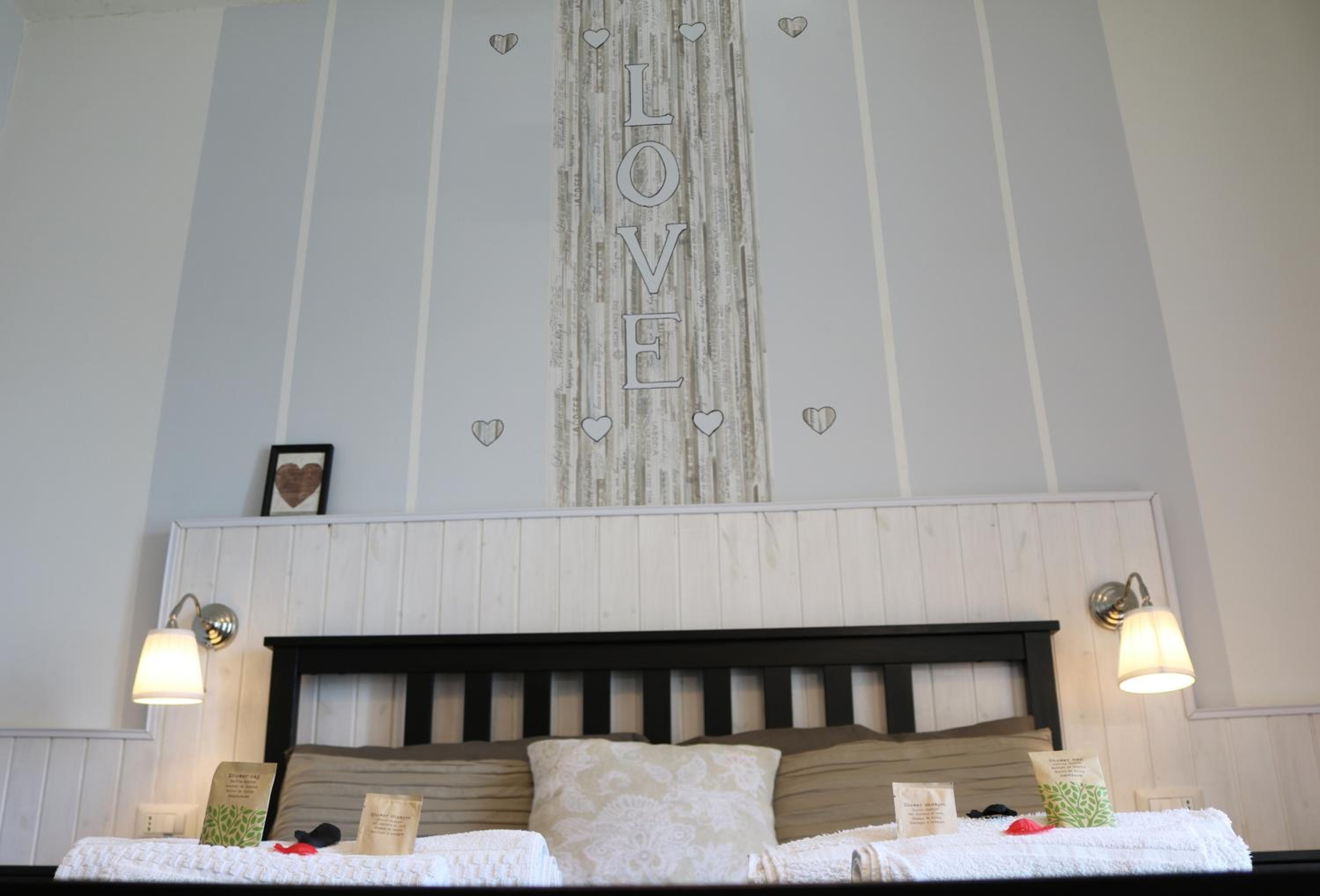 Double Room with Balcony - Photo 6