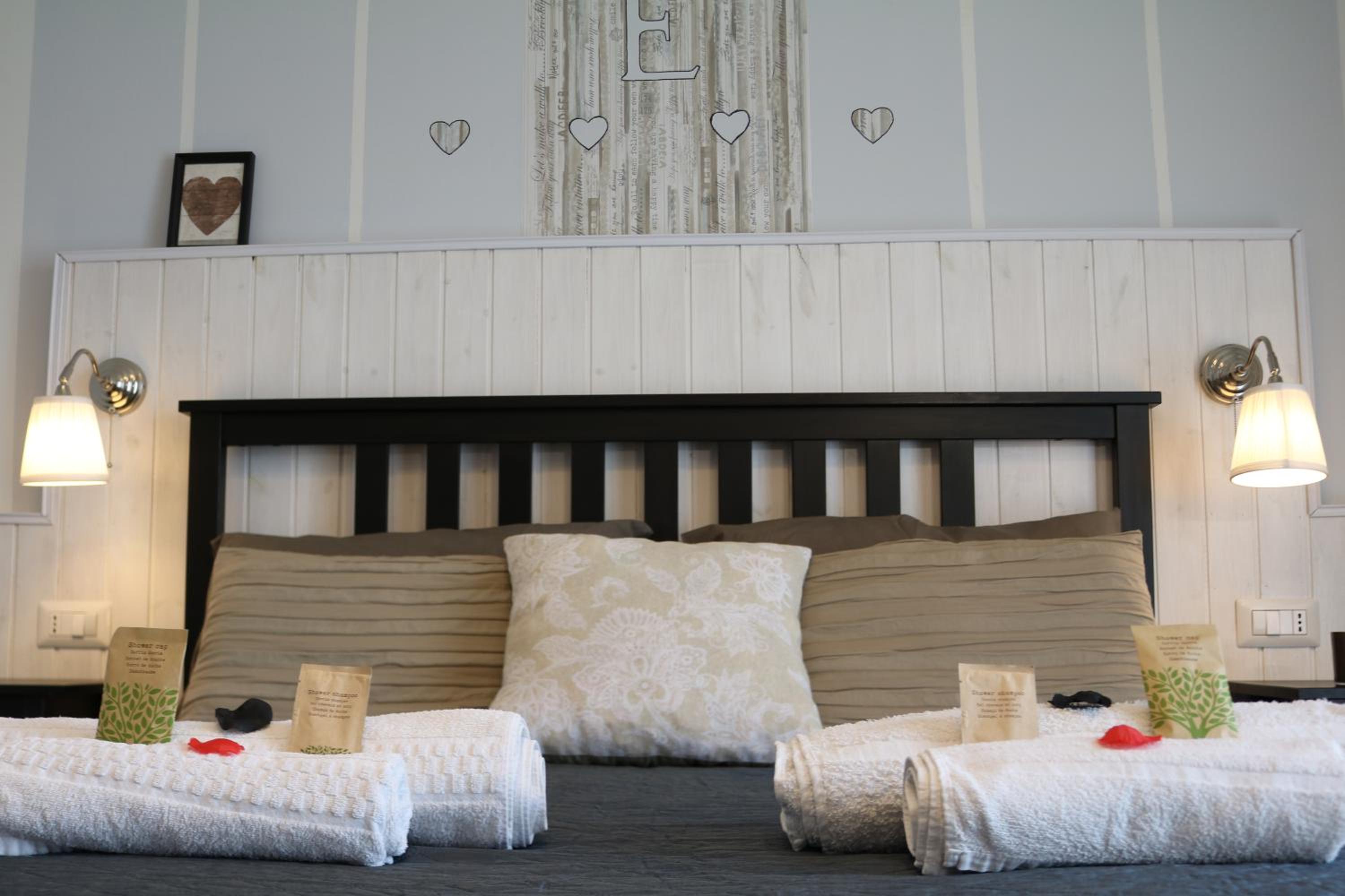 Double Room with Balcony - Photo 10