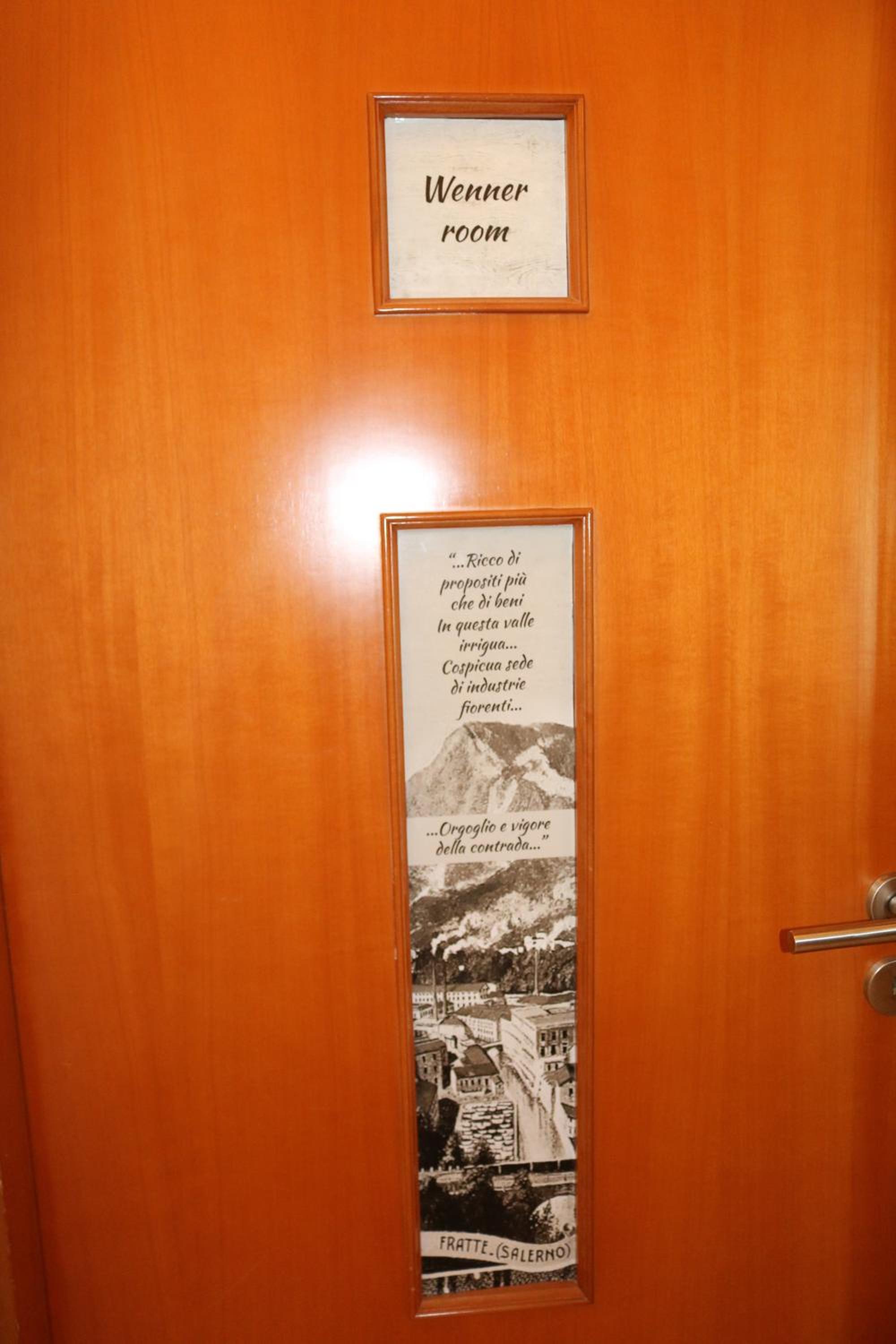 Double Room with Balcony - Photo 9