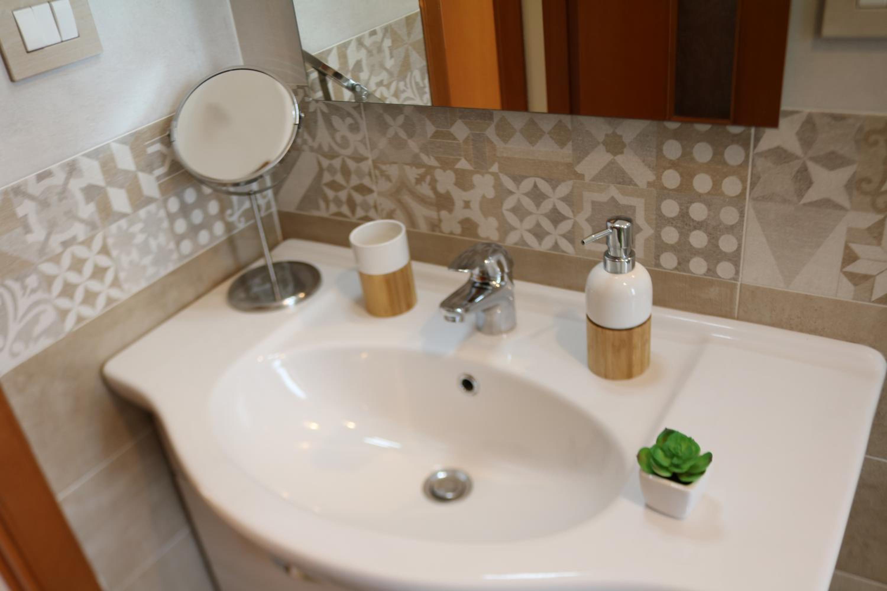 Deluxe Double Room with Balcony and Sea View - Photo 17