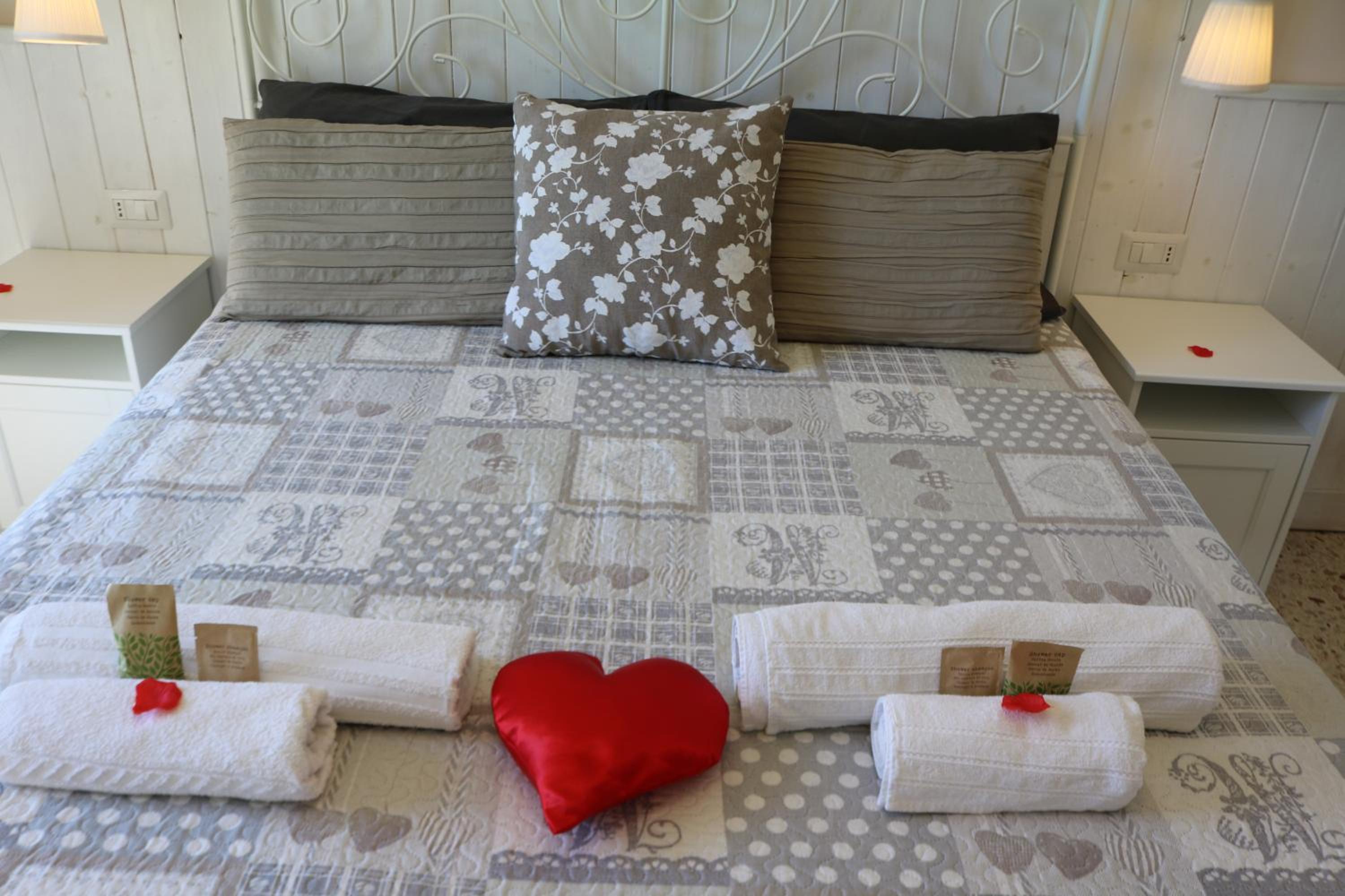 Deluxe Double Room with Balcony and Sea View - Photo 13