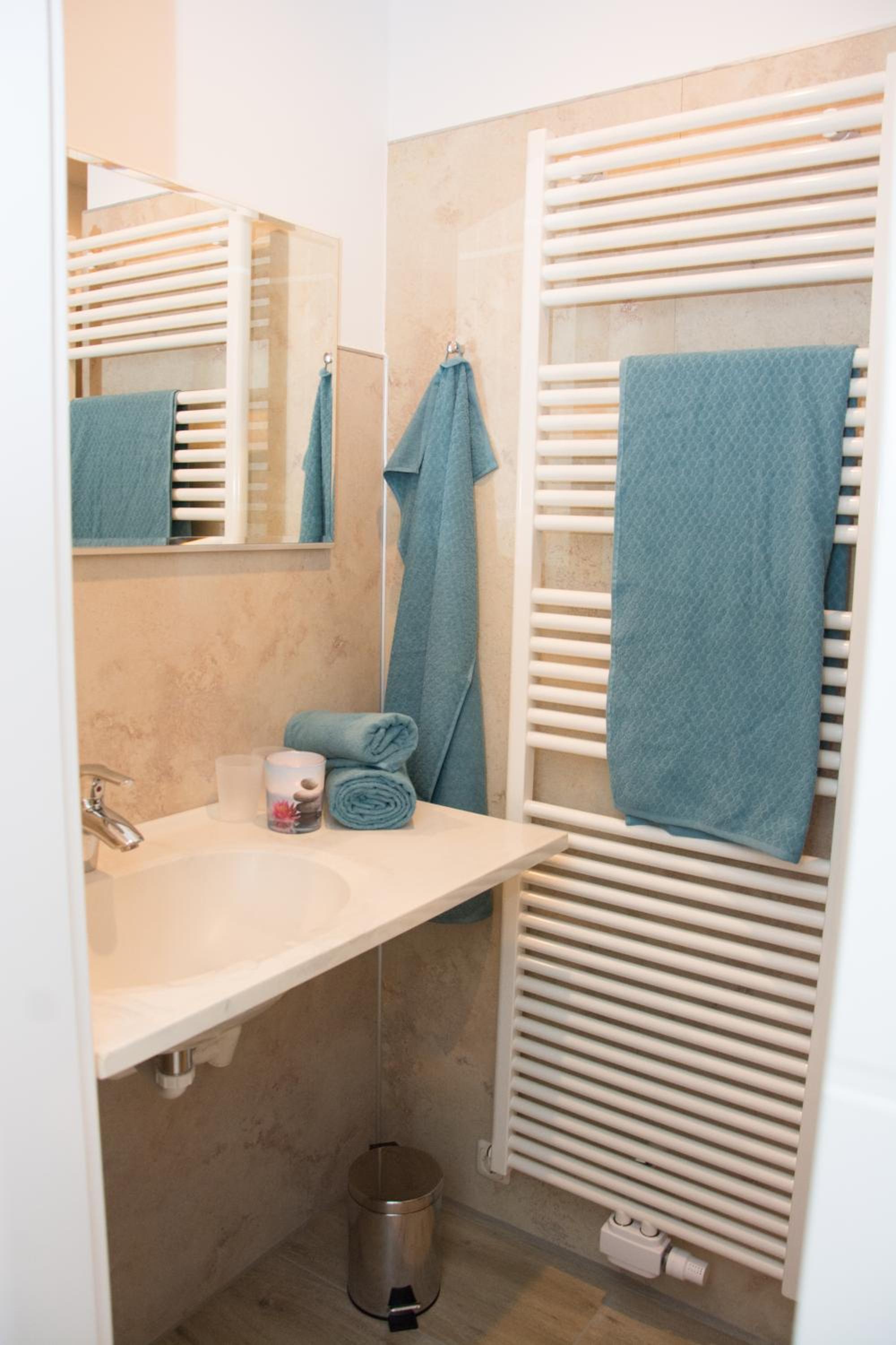 Twin Room with Private Bathroom photo 2