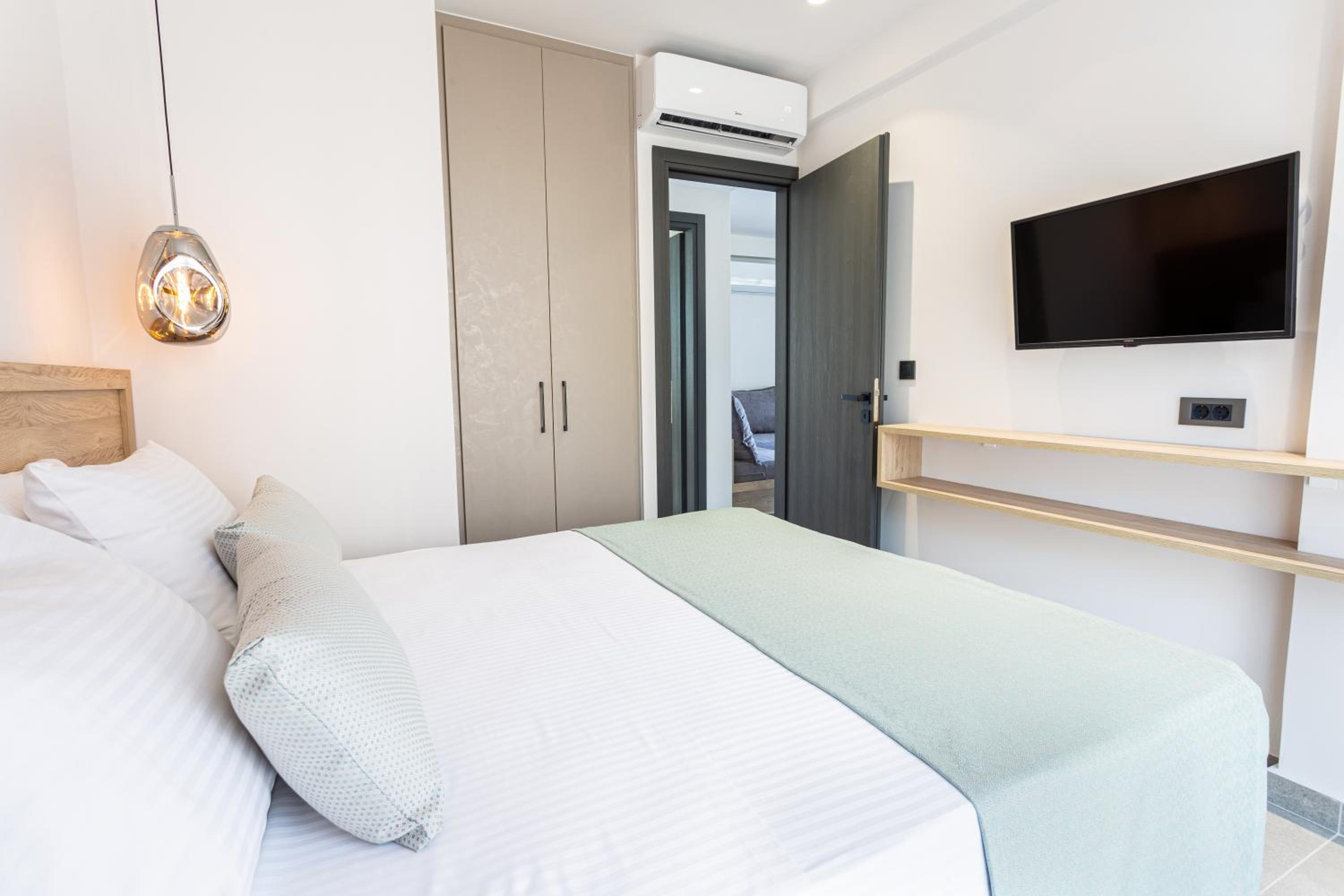 Deluxe Double or Twin Room with Pool View photo 1