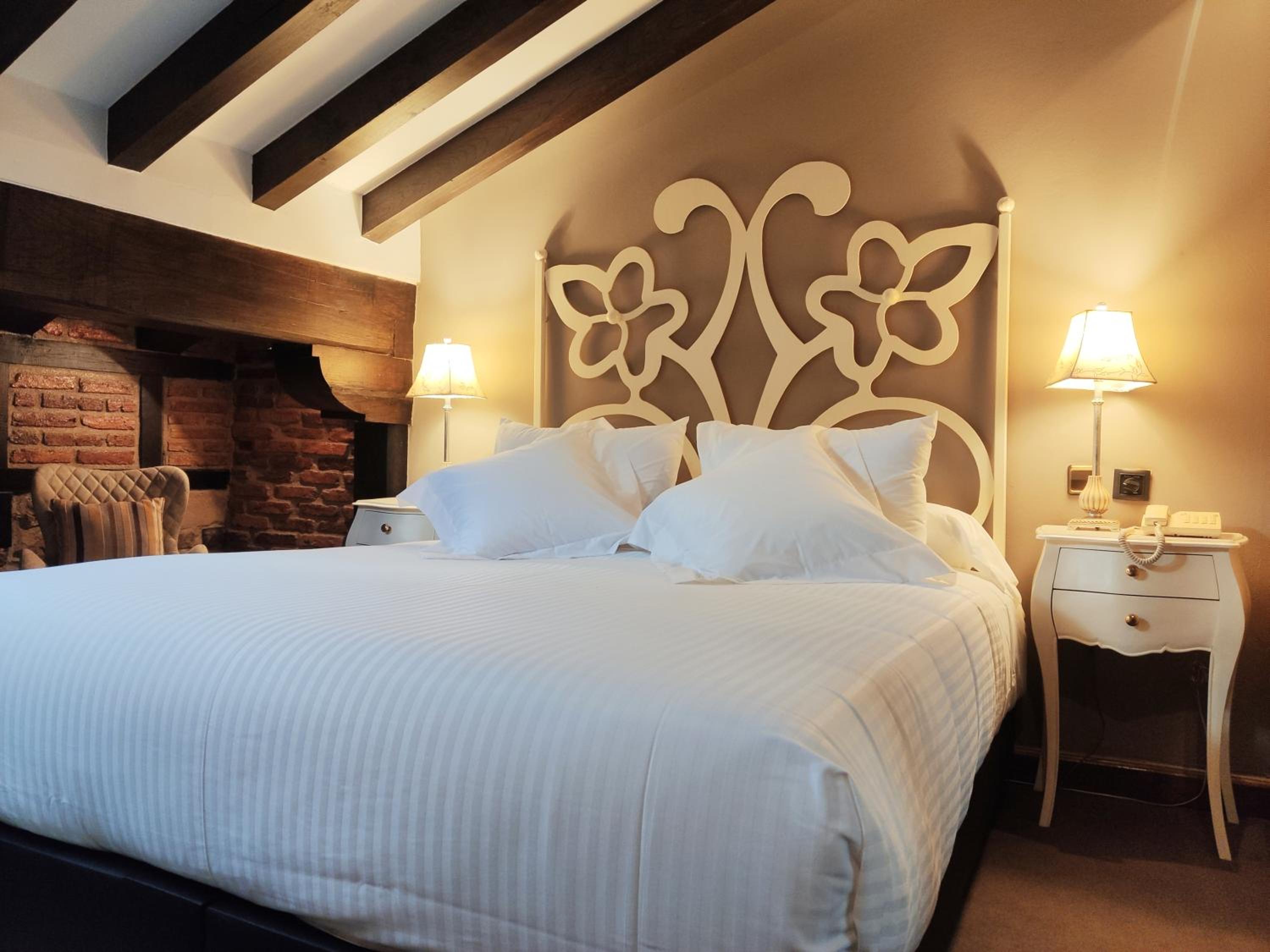 Double or Twin Room with Romantic Package - Photo 3