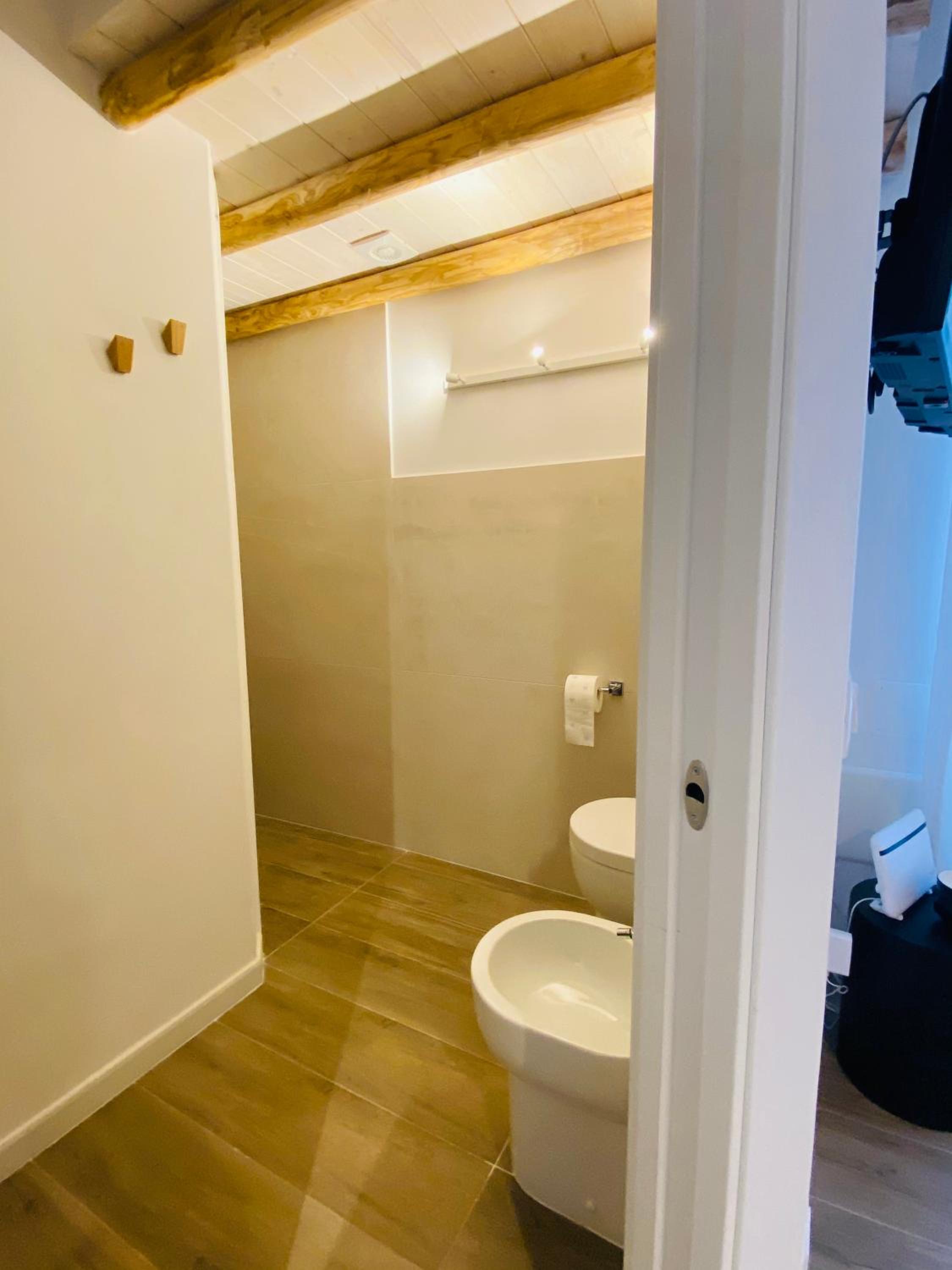 Double Room with Balcony - Photo 7