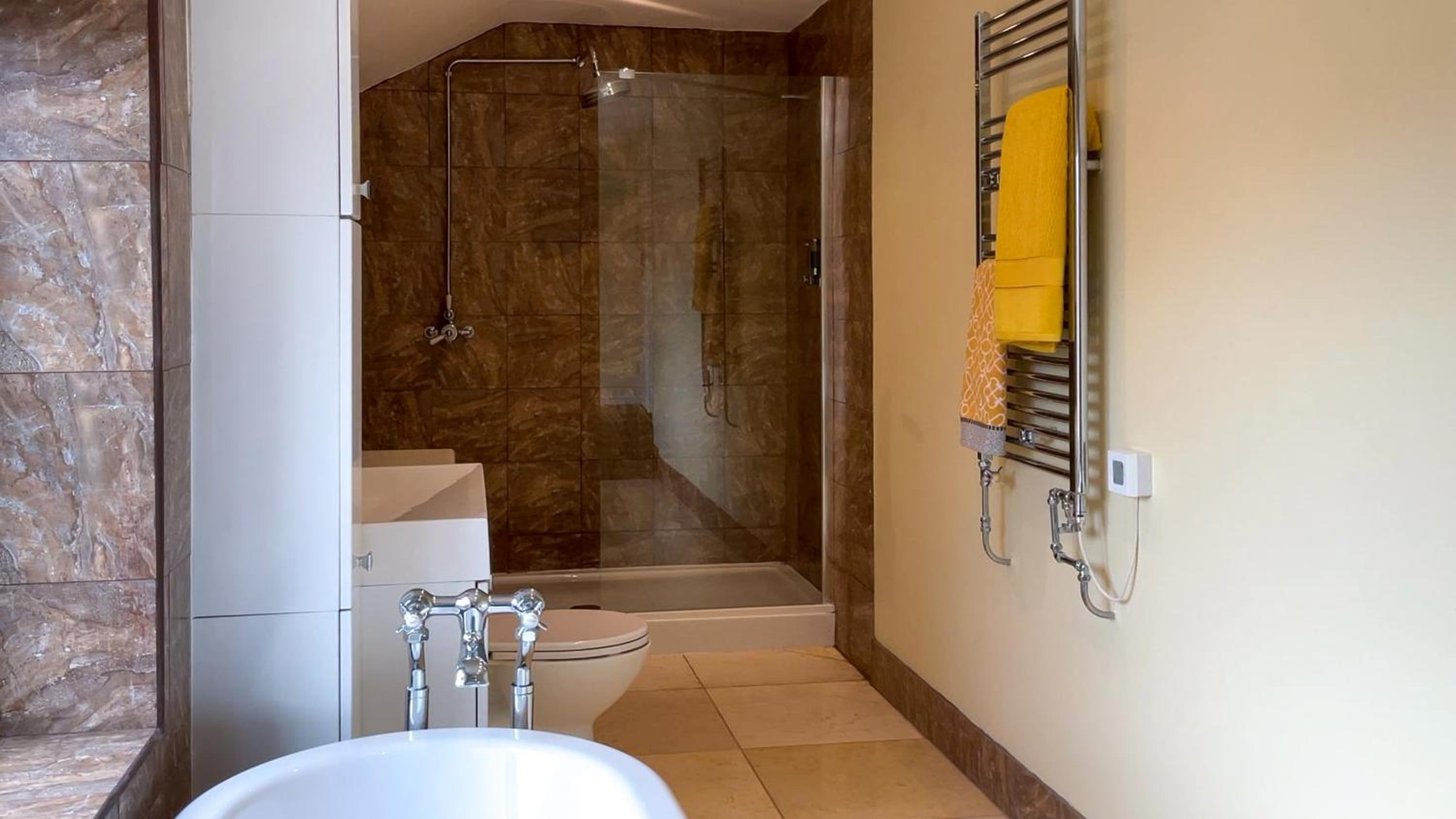 Standard King Room - Photo 19