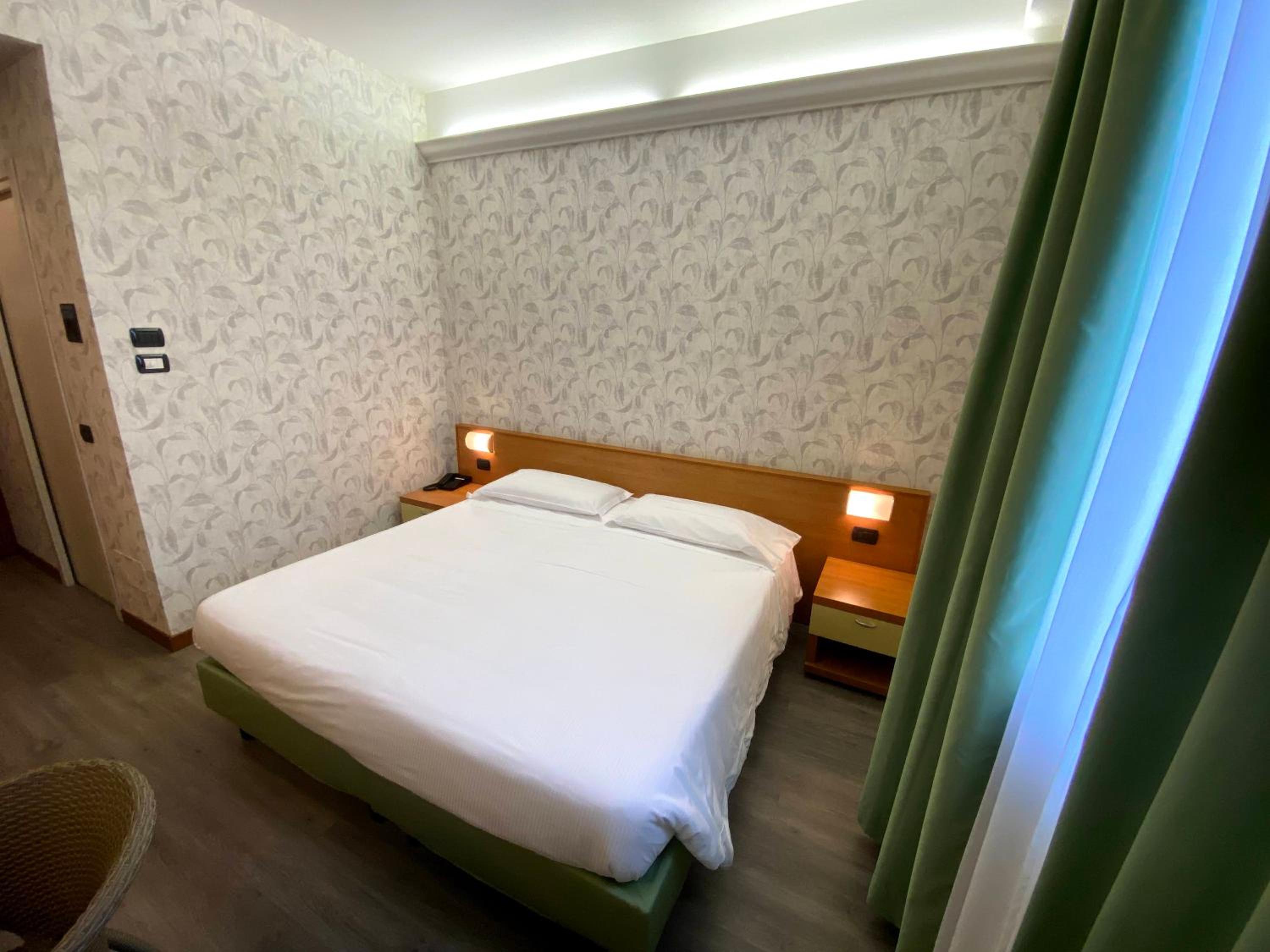 Double Room - Photo 6