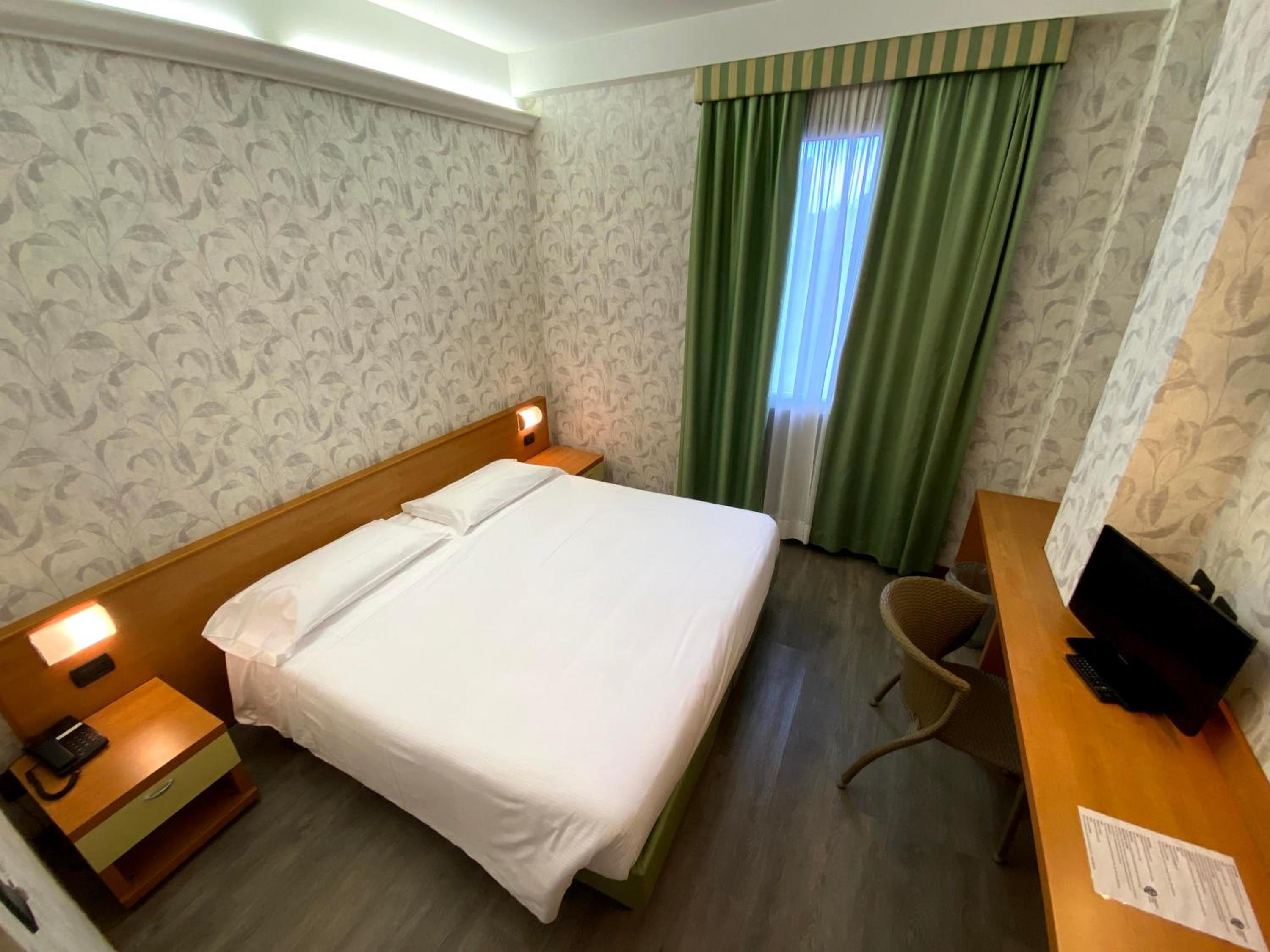 Double Room - Photo 5