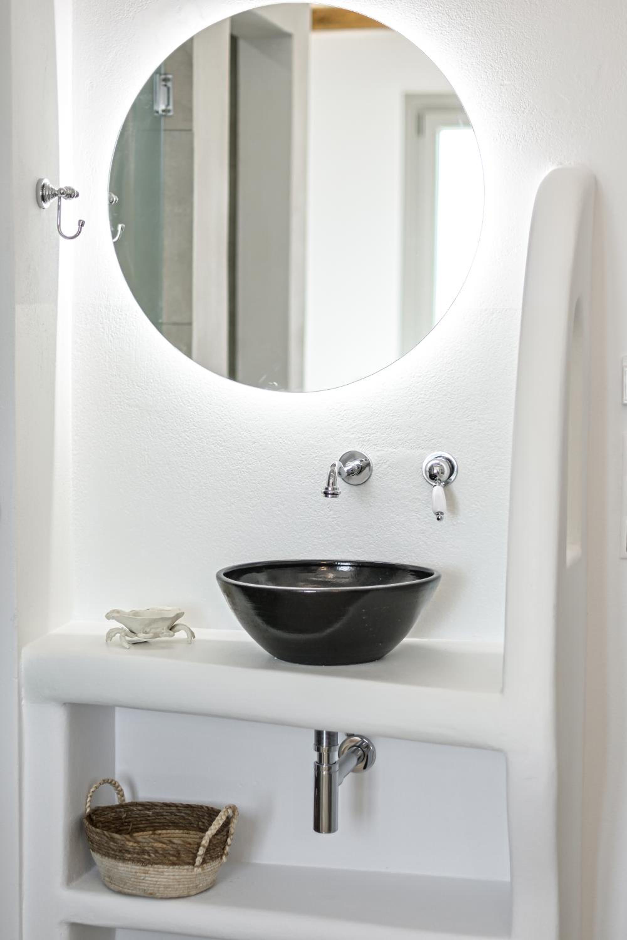 Deluxe Suite with Sea View - Photo 15