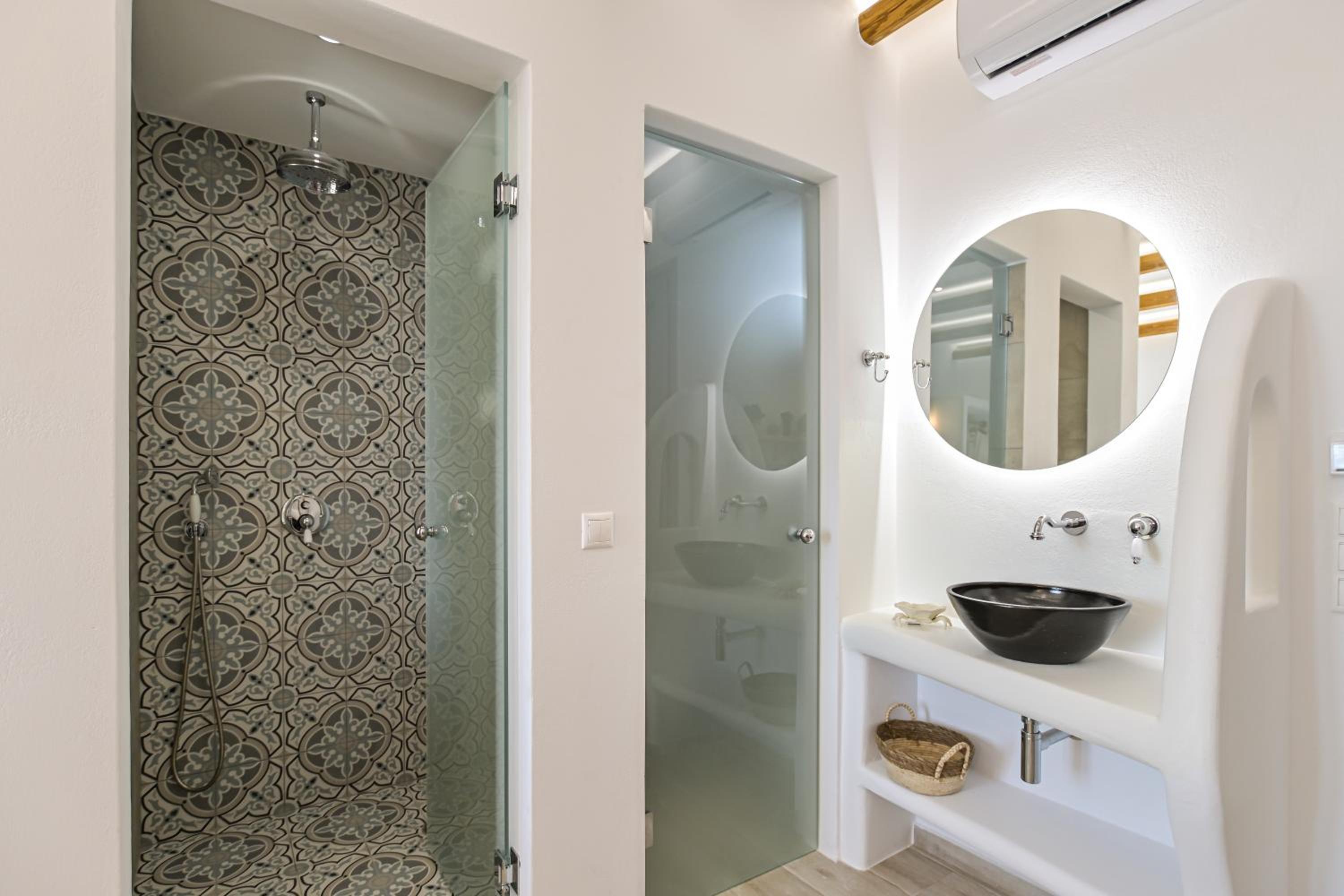 Deluxe Suite with Sea View - Photo 17