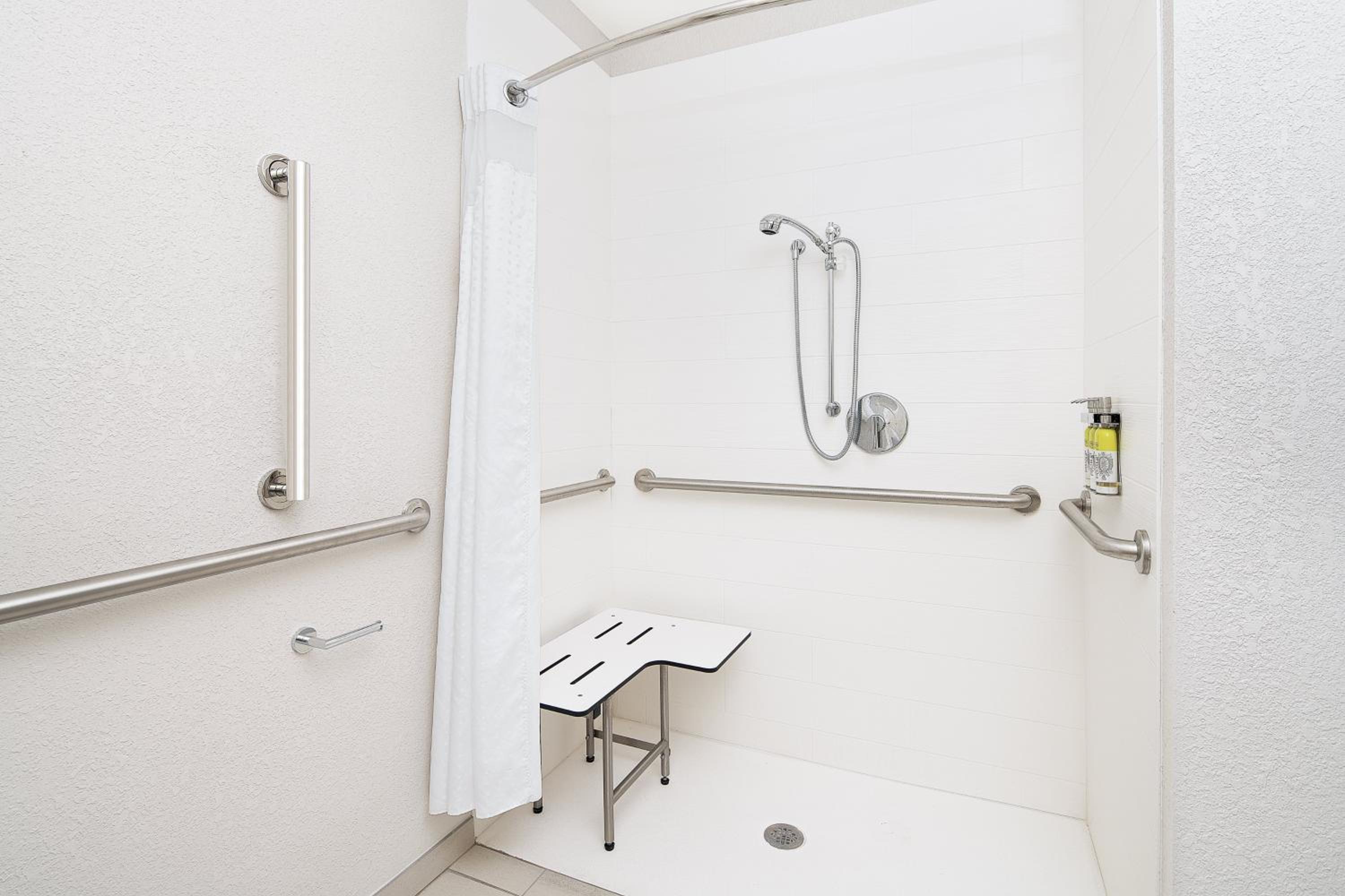 King Room with Roll In Shower - Non-Smoking - Photo 8