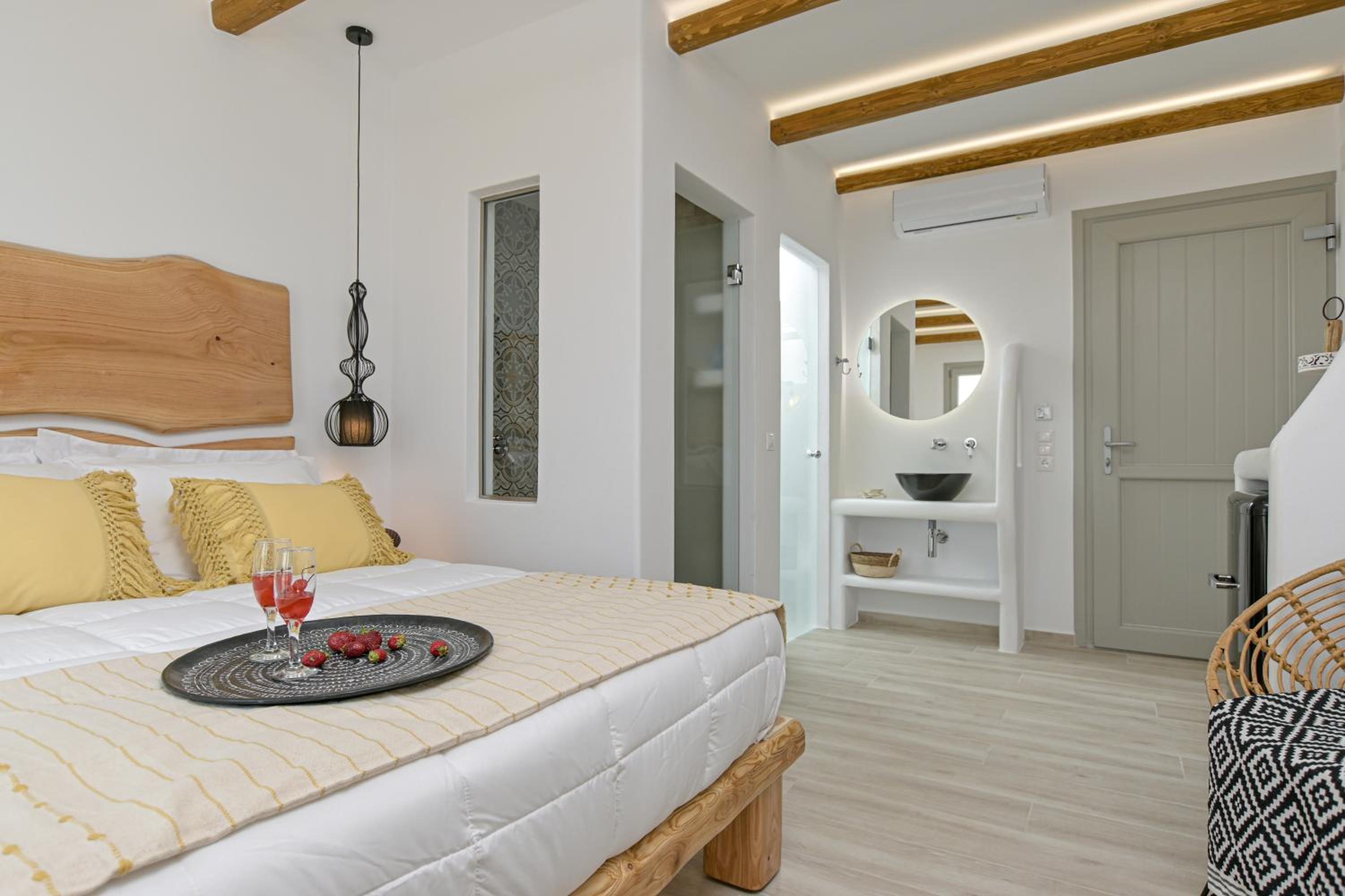 Deluxe Suite with Sea View - Photo 2
