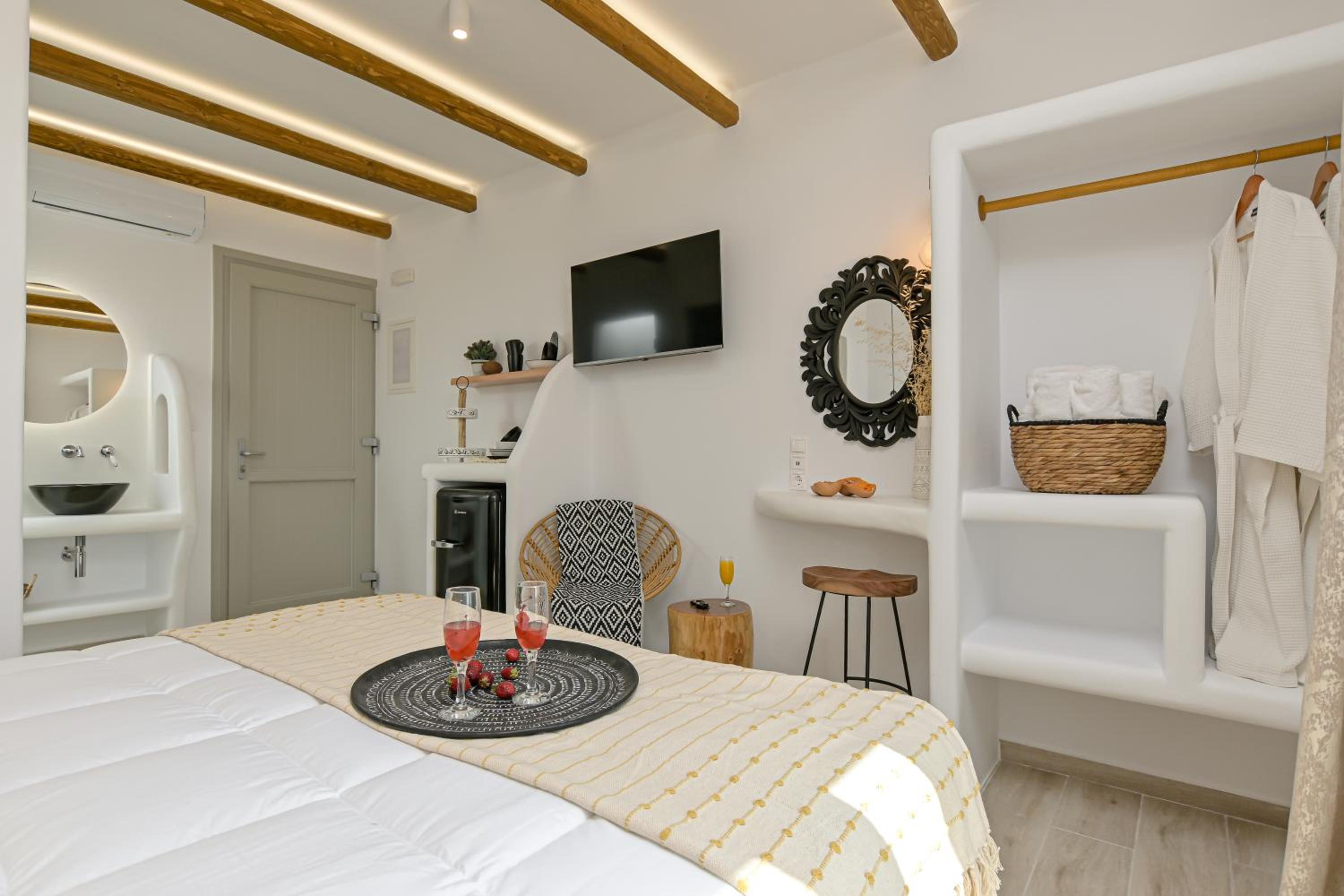 Deluxe Suite with Sea View - Photo 16