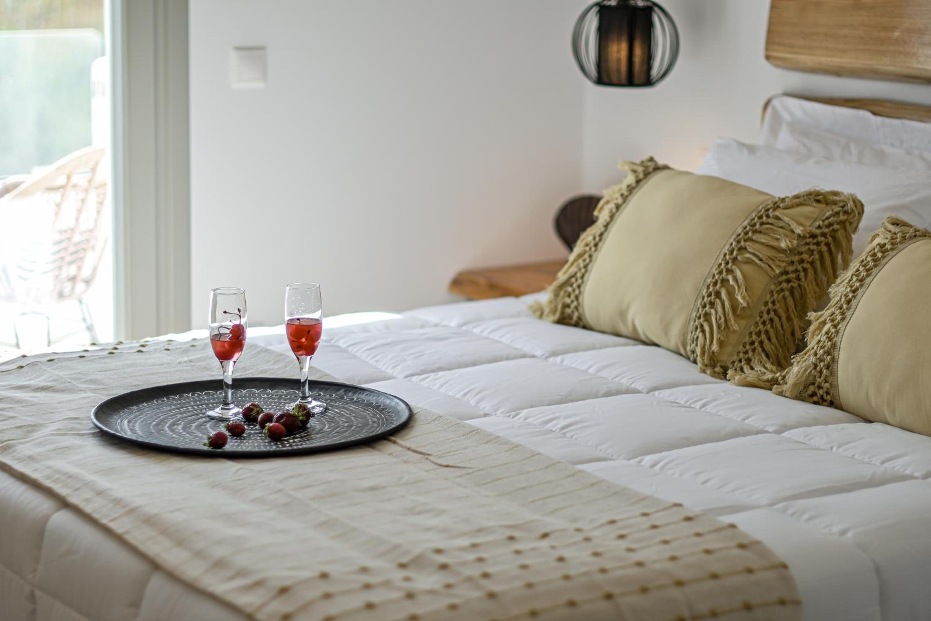 Deluxe Suite with Sea View - Photo 4